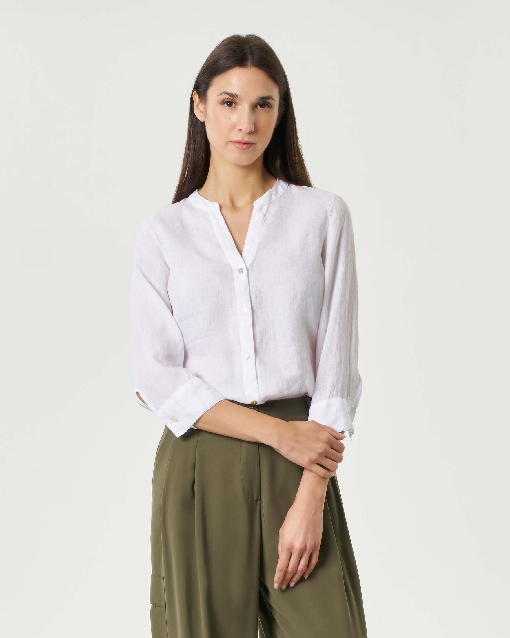 Camicia bianca in lino apertura a V sul colletto alla coreana e doppia tasca frontale