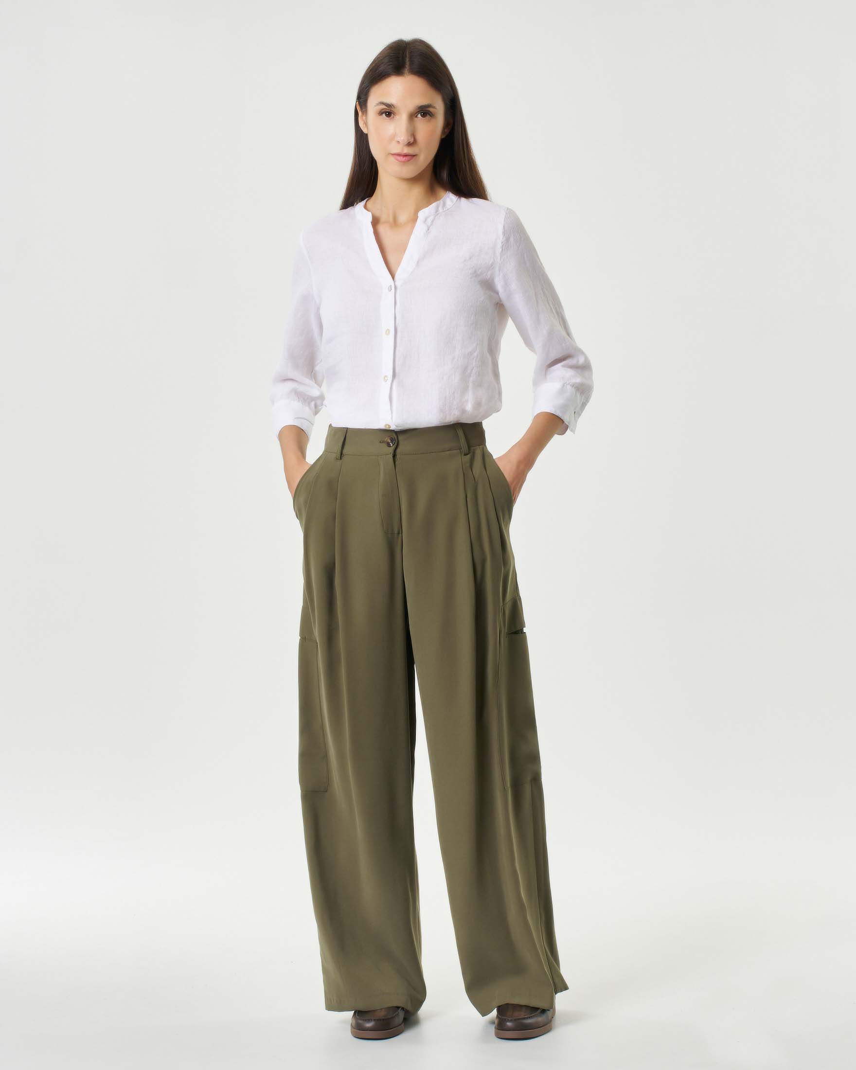 Camicia bianca in lino apertura a V sul colletto alla coreana e doppia tasca frontale image