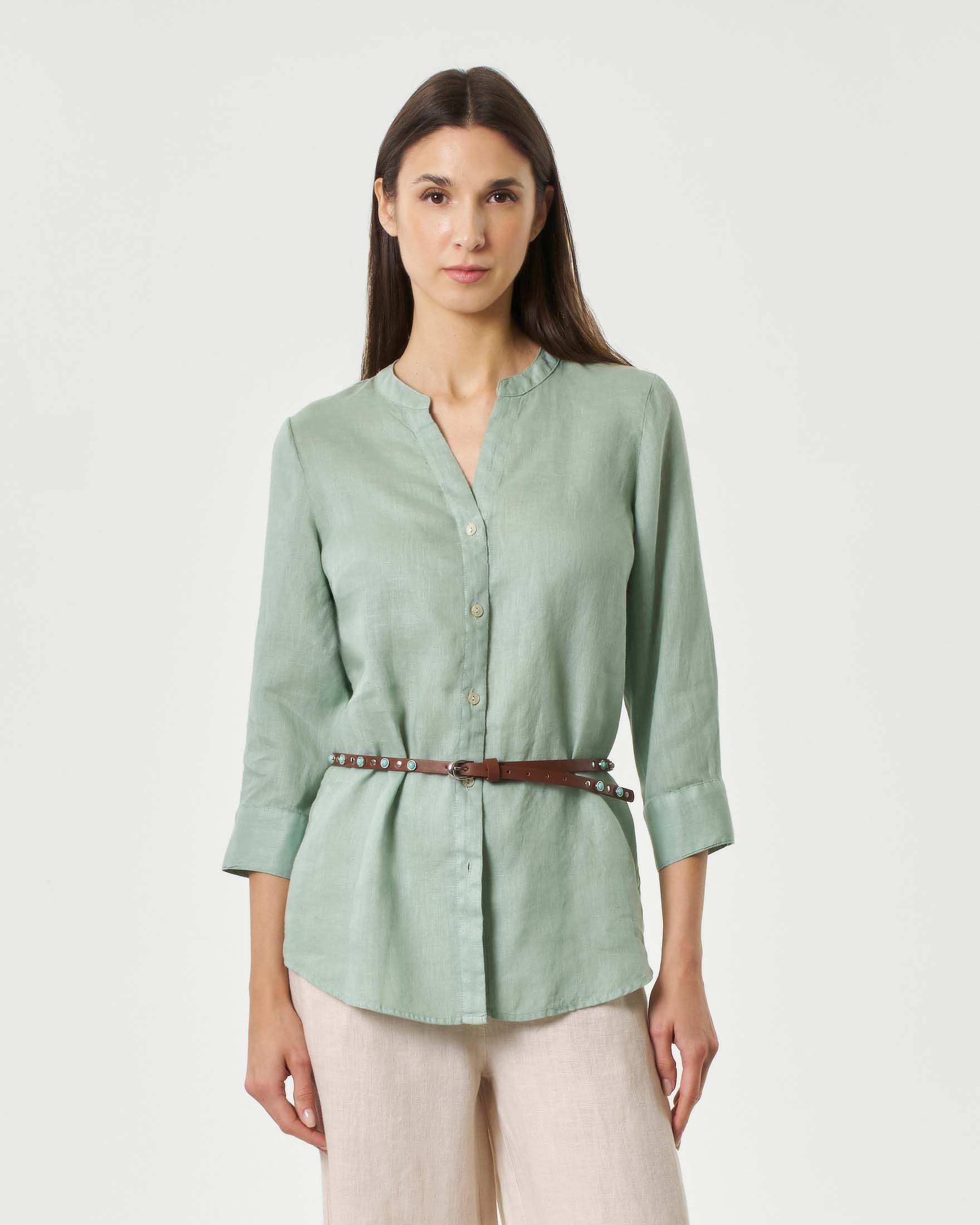 Camicia color verde salvia in lino con colletto alla coreana e apertura a V