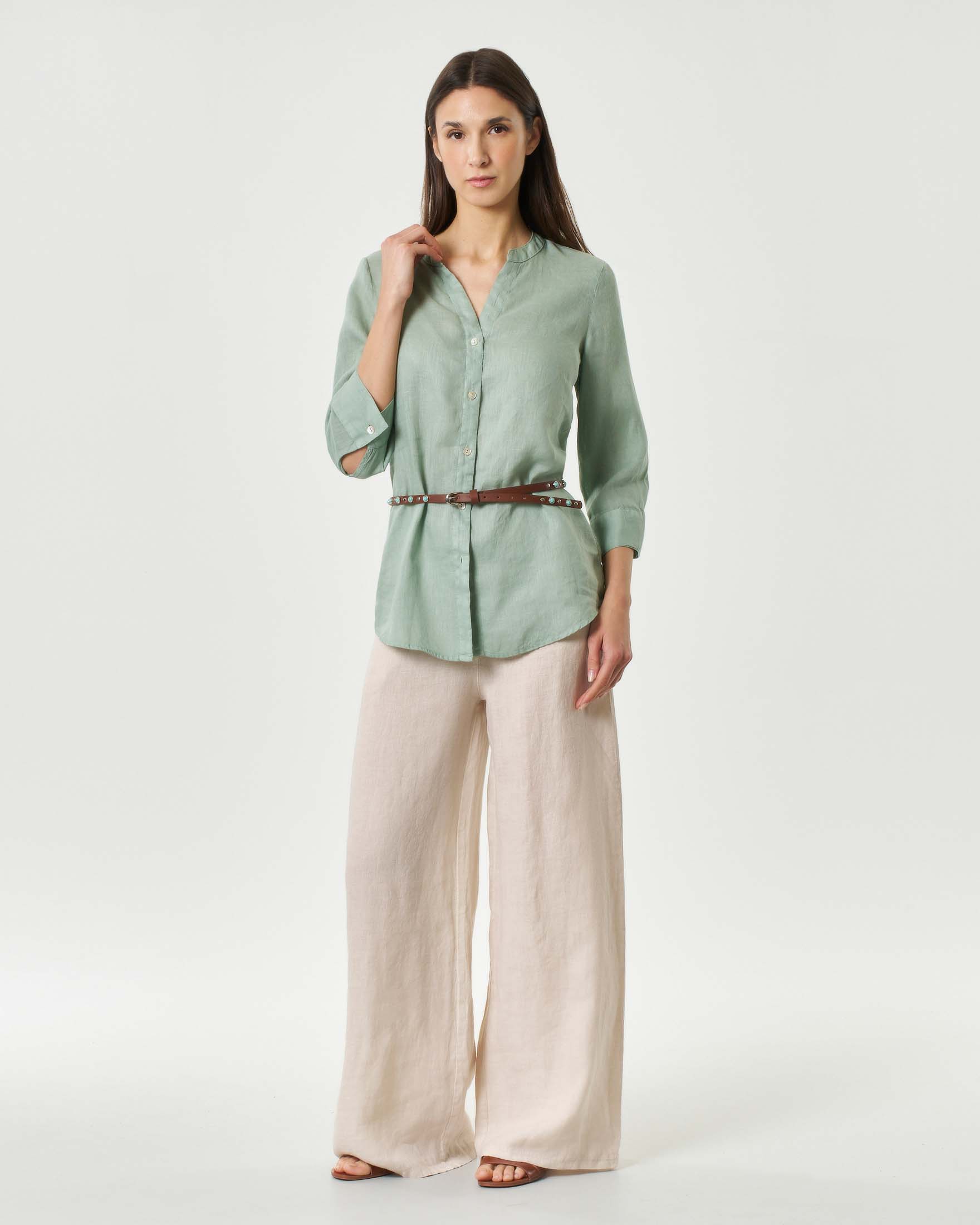 Camicia color verde salvia in lino con colletto alla coreana e apertura a V image