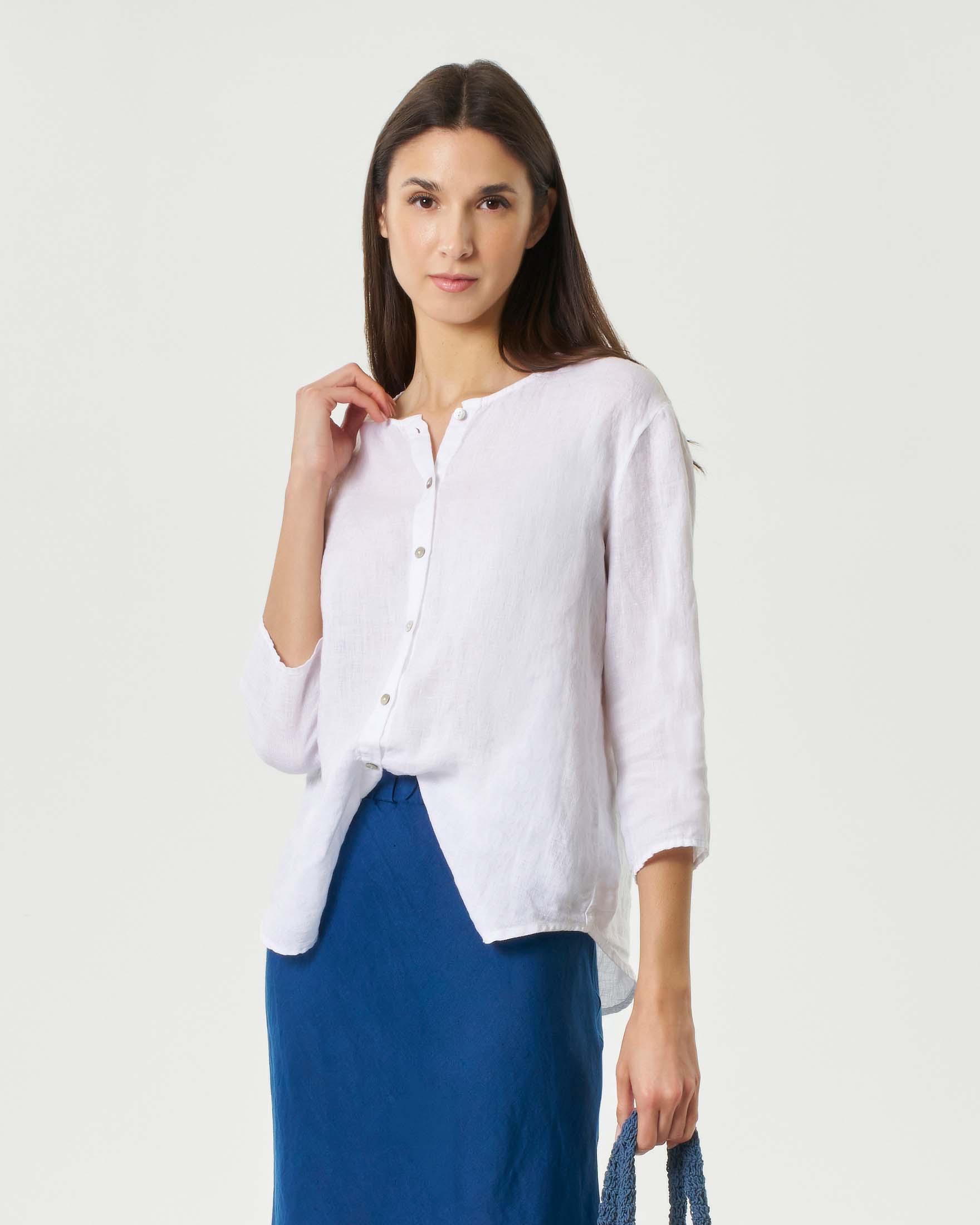 Camicia bianca in lino con colletto alla coreana emanica a tre quarti