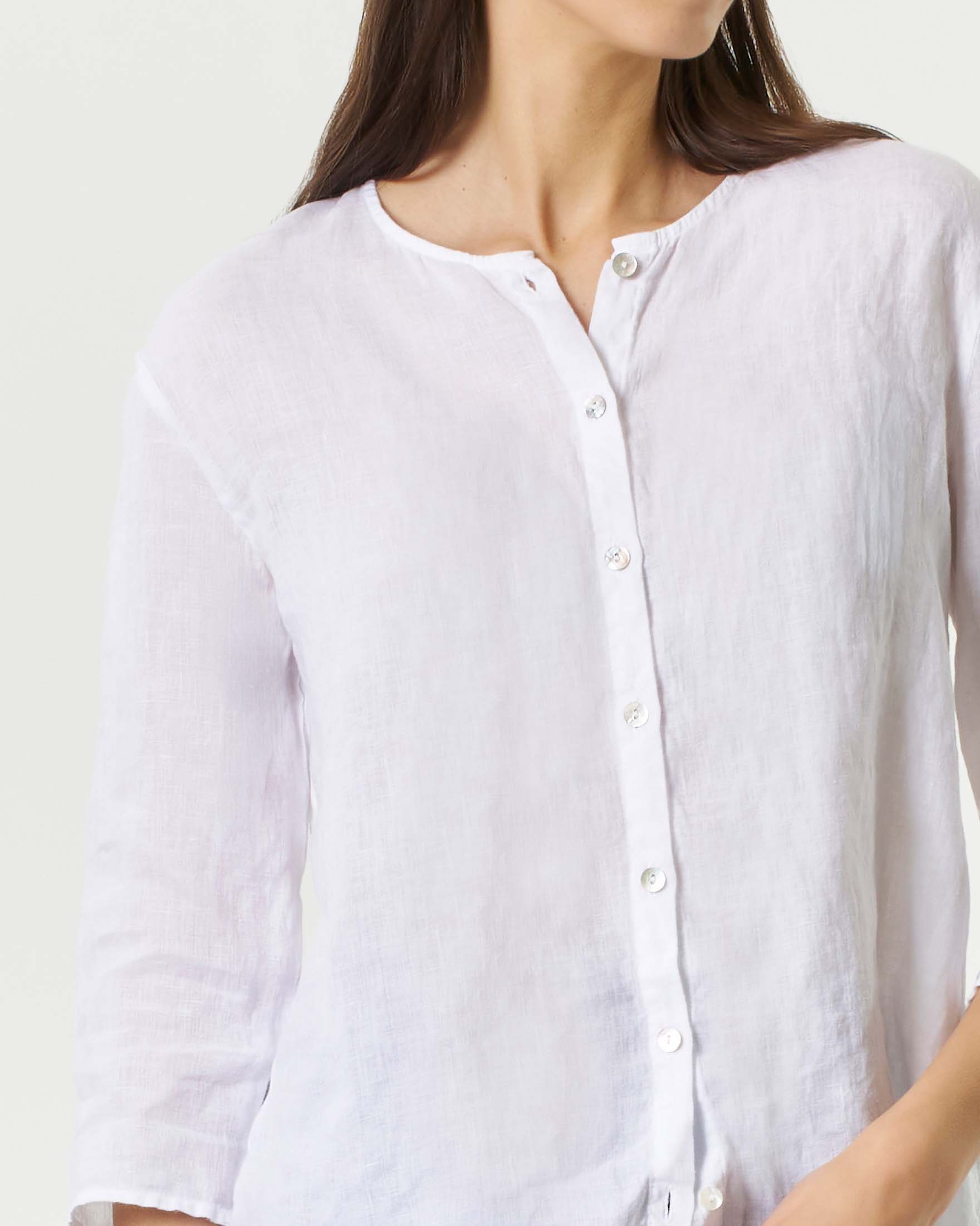 Camicia bianca in lino con colletto alla coreana emanica a tre quarti