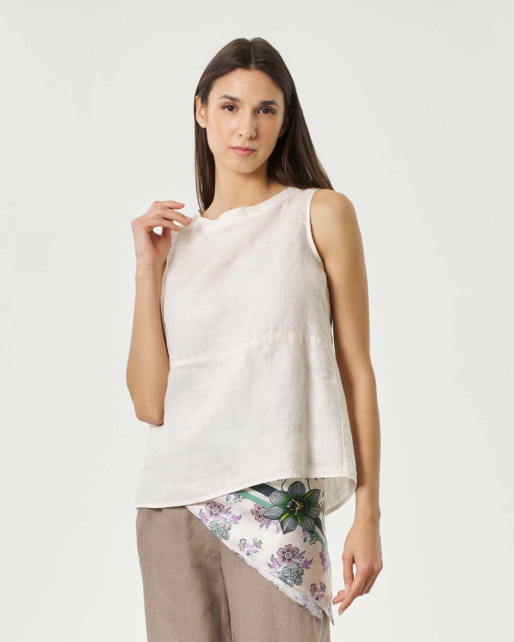 Top smanicato color crema in lino con scollo a barchetta e bottoni lungo la schiena