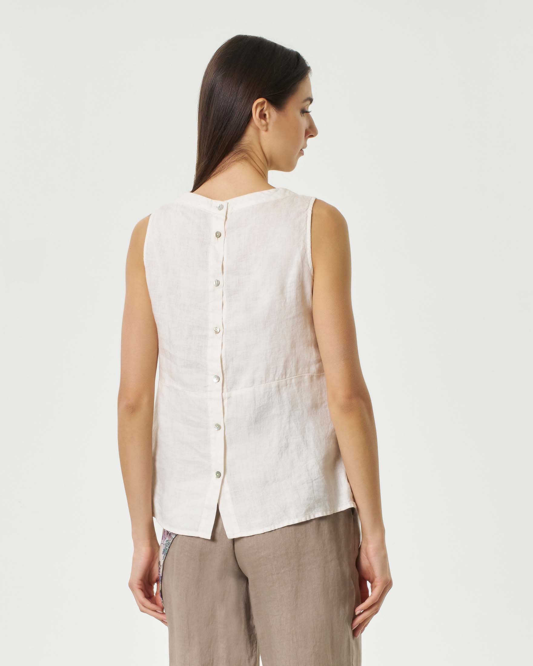 Top smanicato color crema in lino con scollo a barchetta e bottoni lungo la schiena