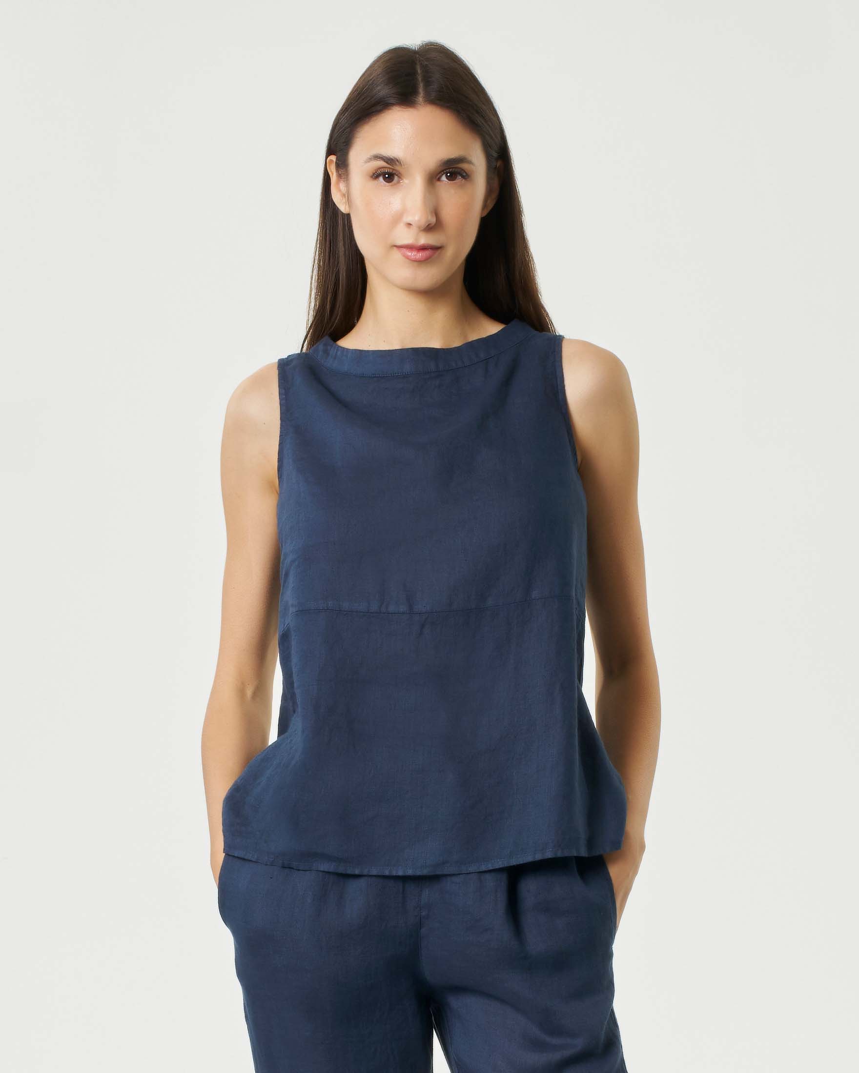 Top smanicato blu in lino con scollo a barchetta e bottoni lungo la schiena