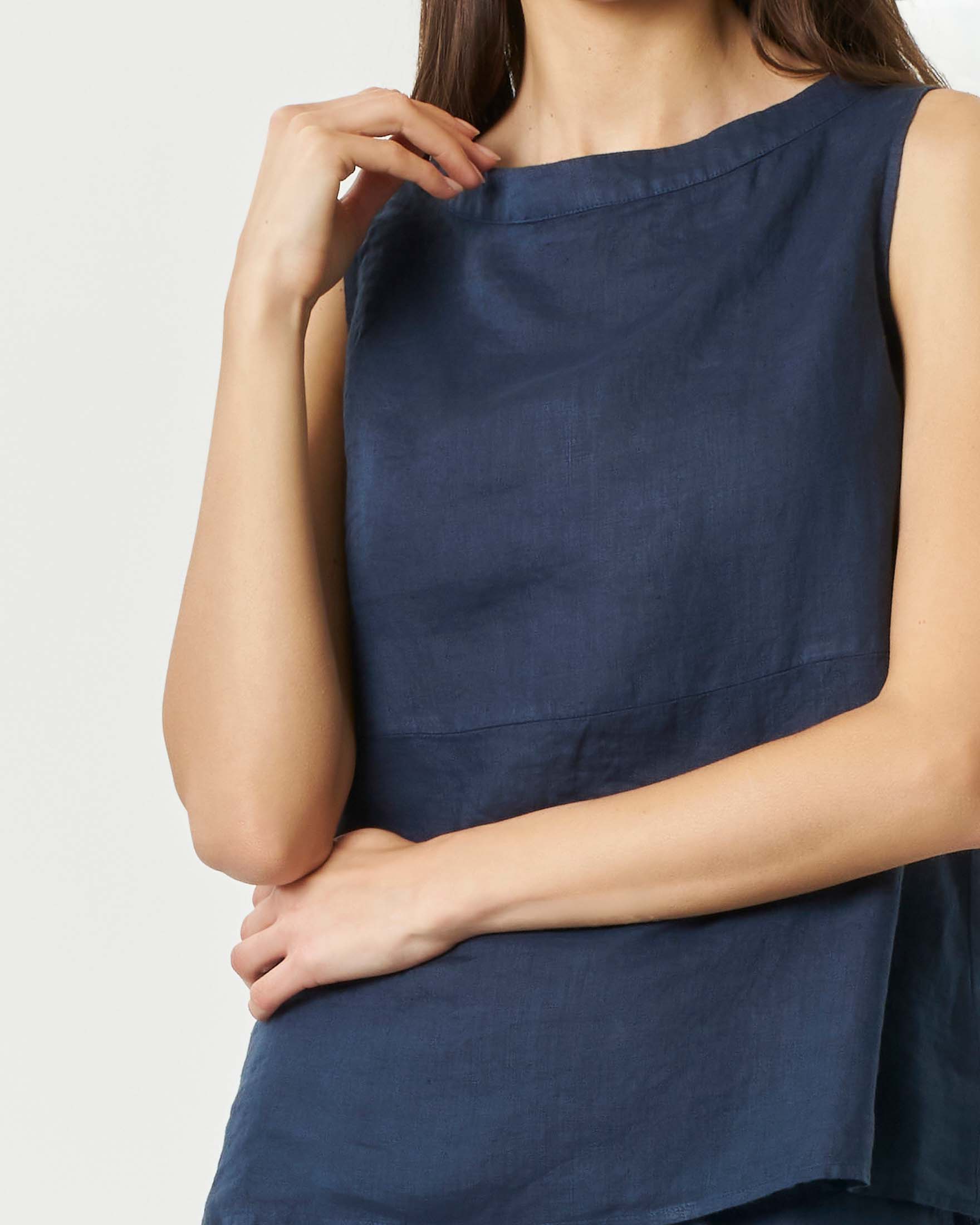 Top smanicato blu in lino con scollo a barchetta e bottoni lungo la schiena