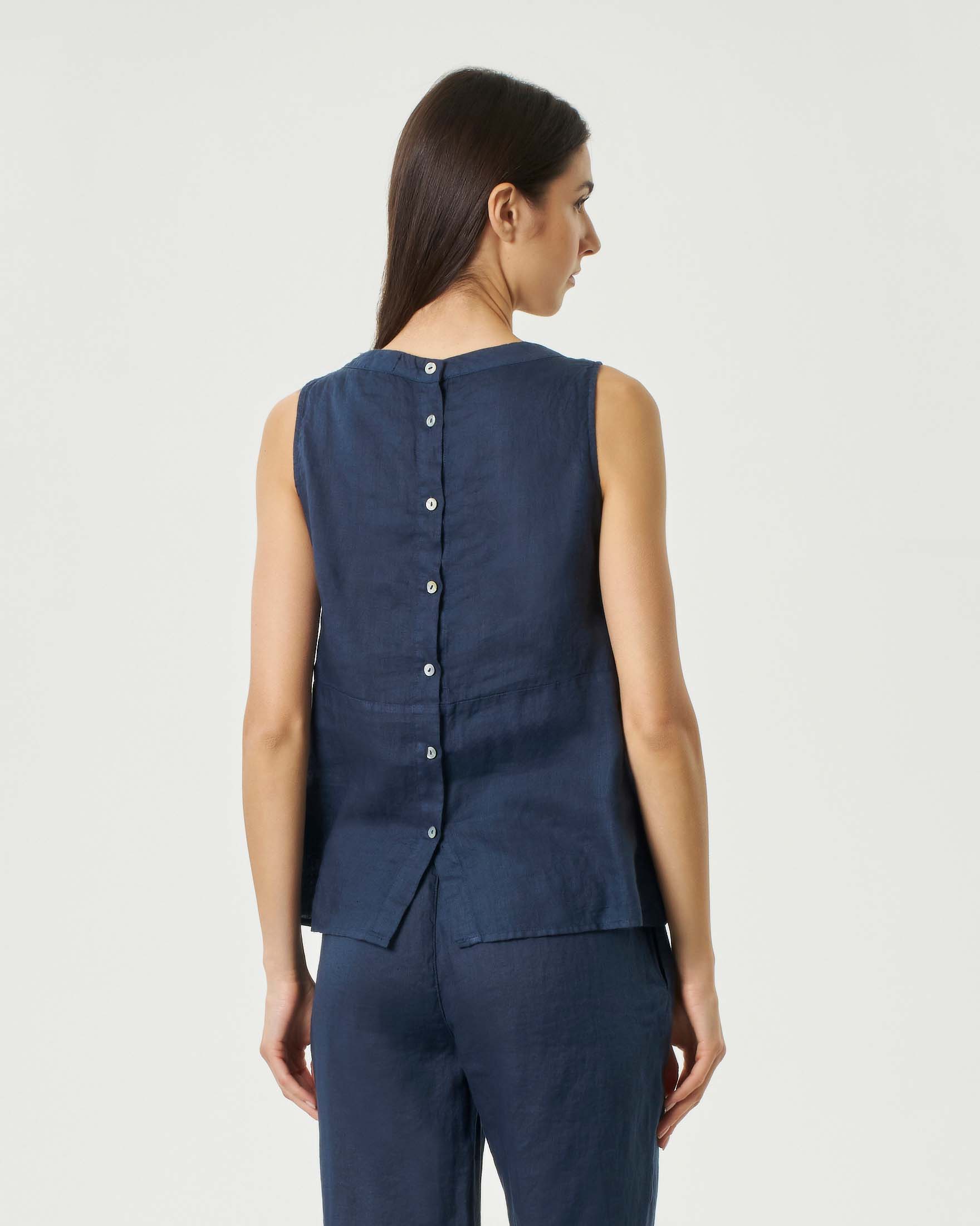 Top smanicato blu in lino con scollo a barchetta e bottoni lungo la schiena