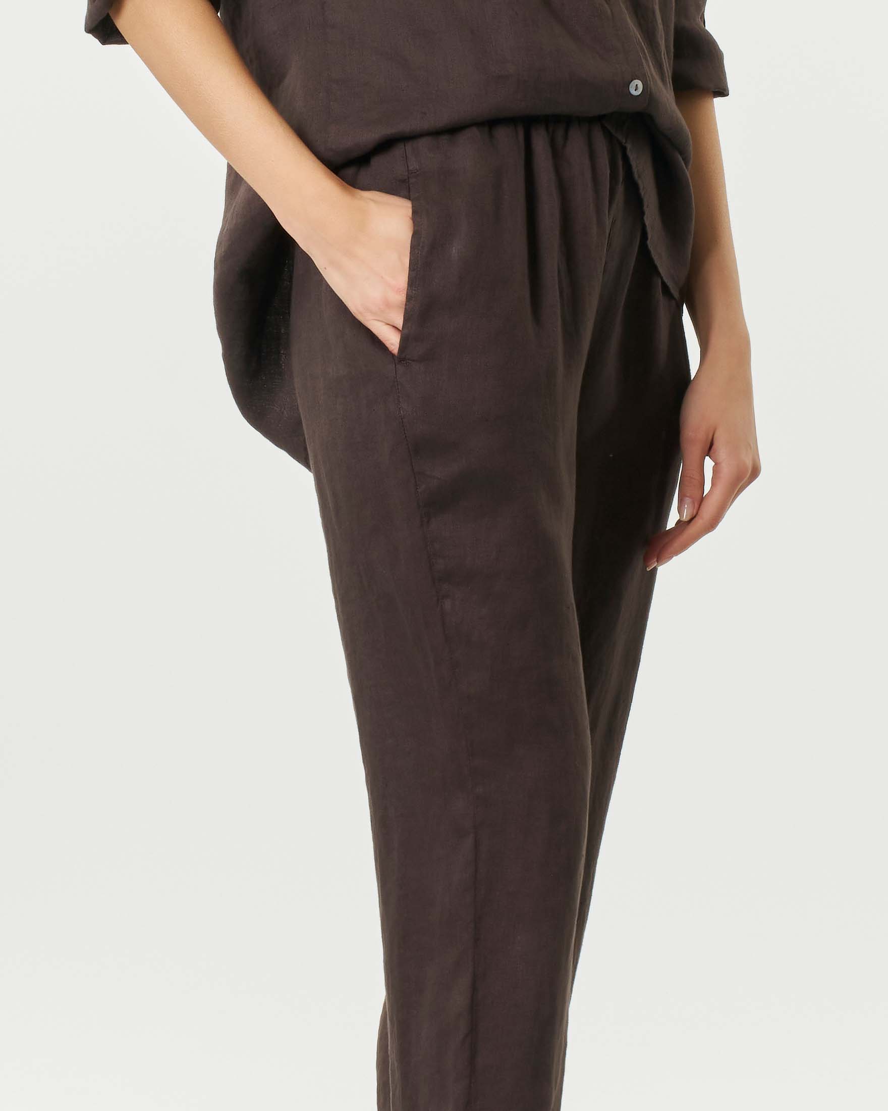 Pantaloni marroni in lino a gamba dritta dal taglio cropped con coulisse interna image
