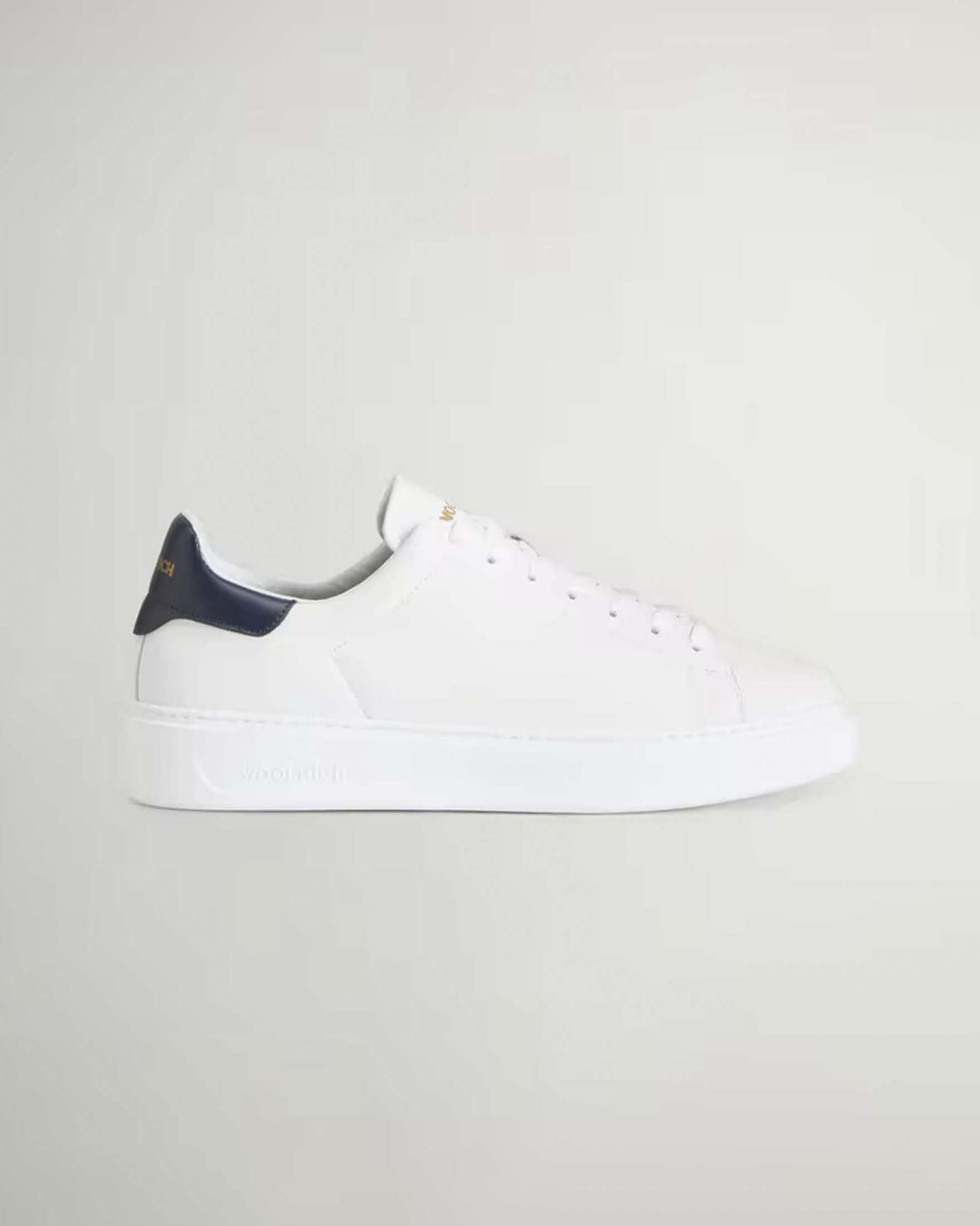 Sneakers Woolrich bianche in pelle con talloncino blu scuro e logo impresso