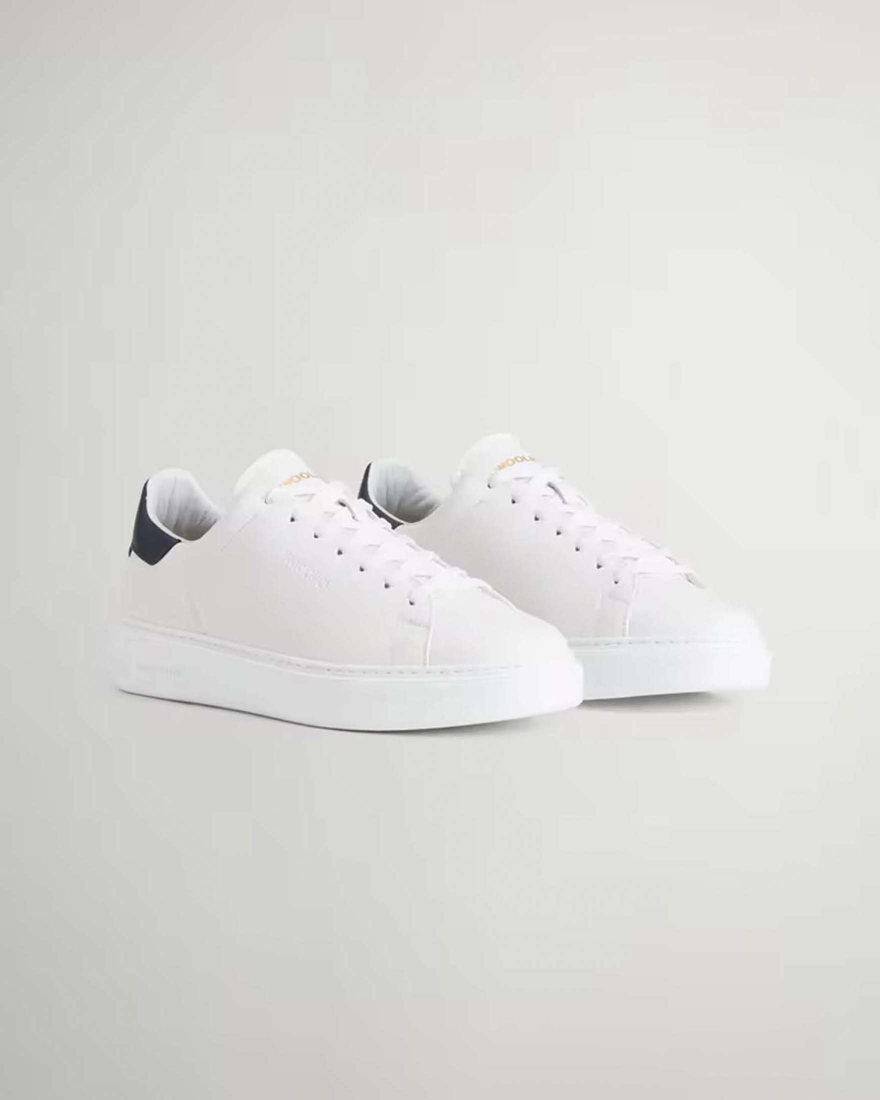 Sneakers Woolrich bianche in pelle con talloncino blu scuro e logo impresso image
