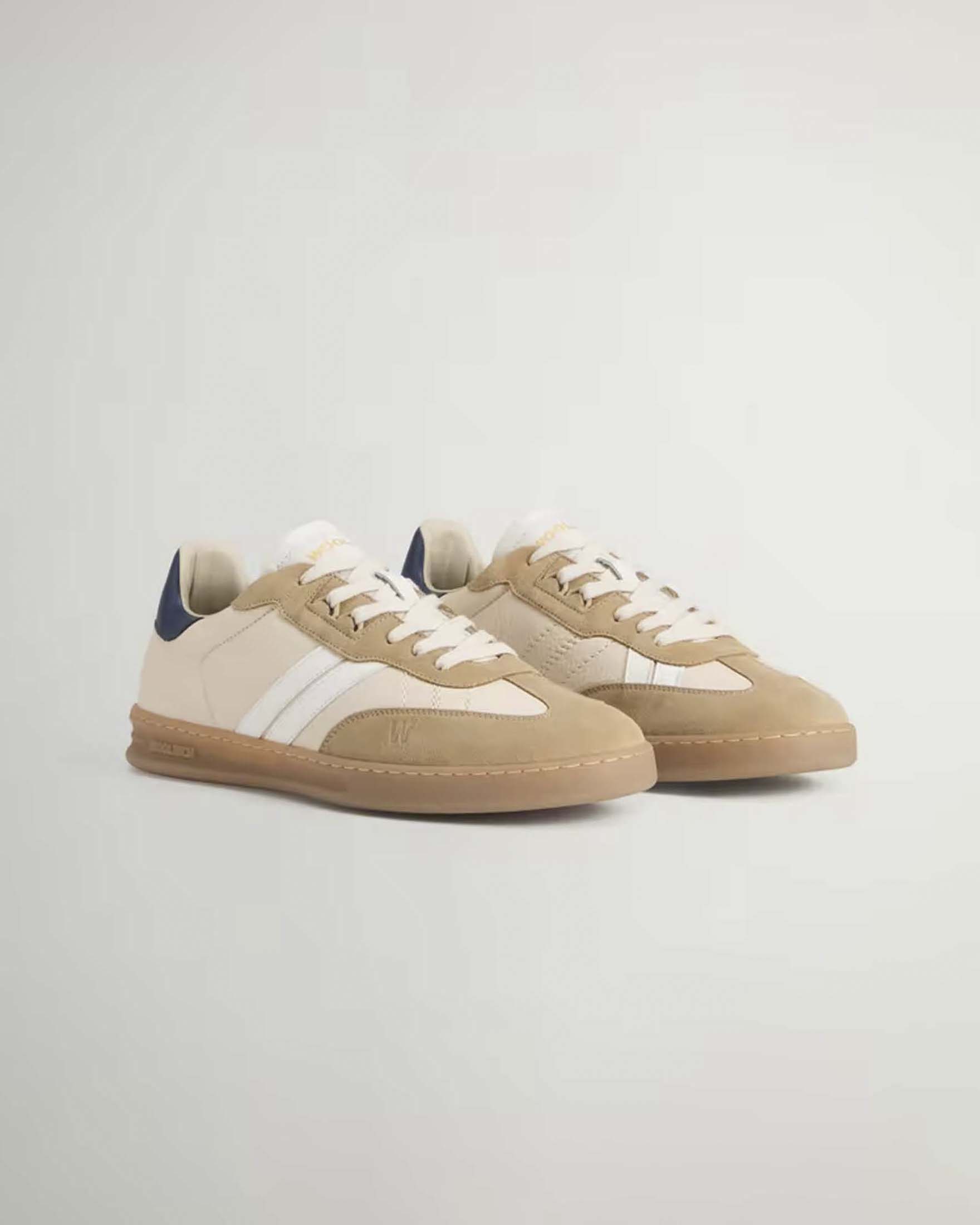 Sneakers Woolrich beige in pelle con inserti in suede e logo impresso image