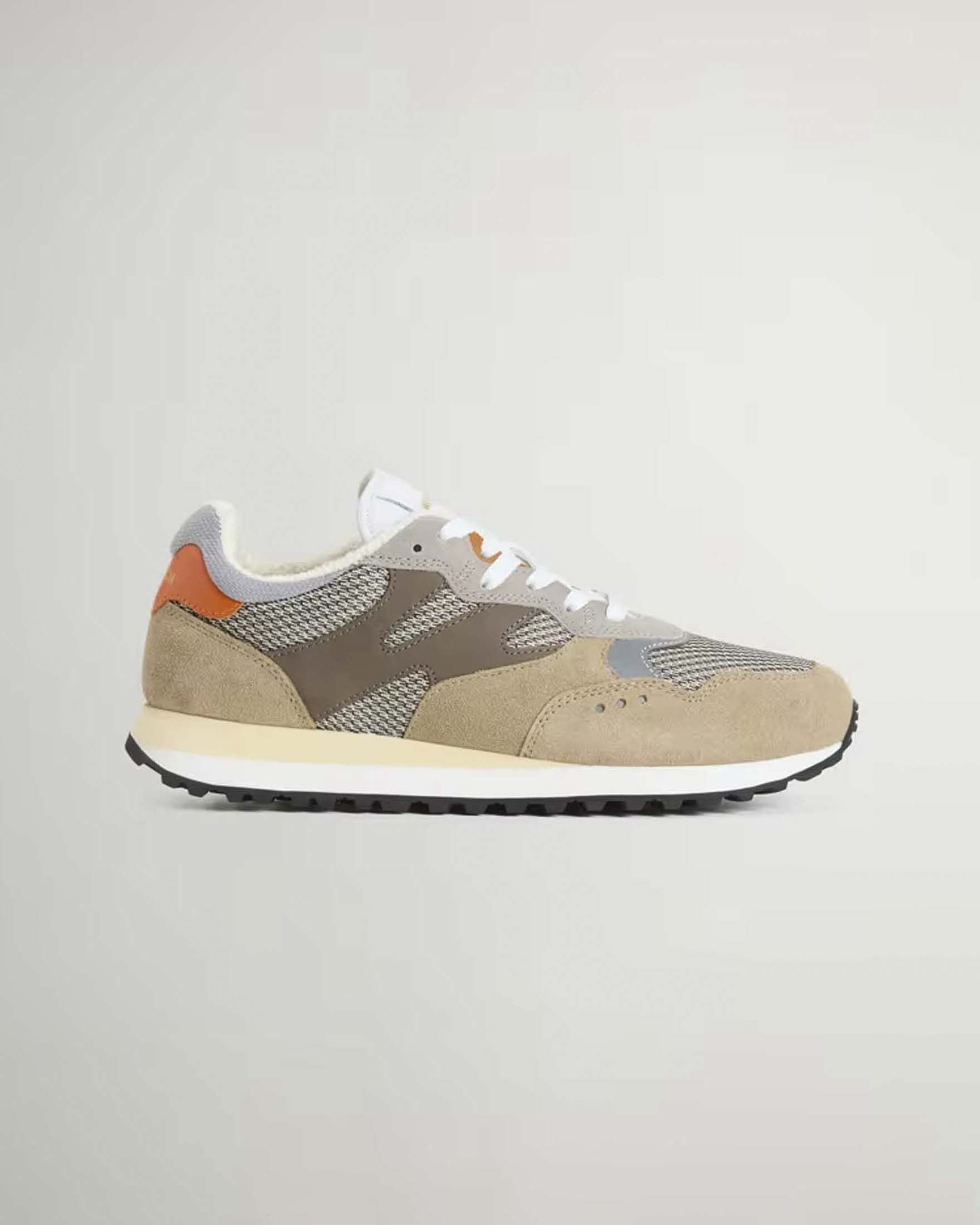 Sneakers grigie e beige con inserti in camoscio