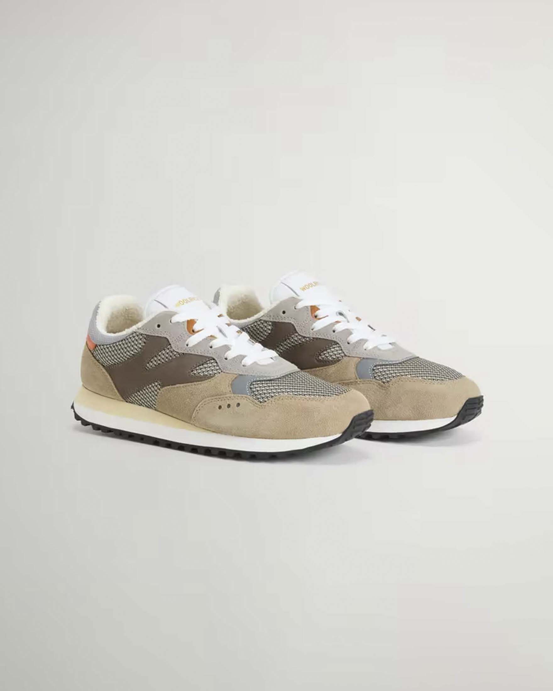 Sneakers Woolrich grigie e beige con inserti in camoscio image