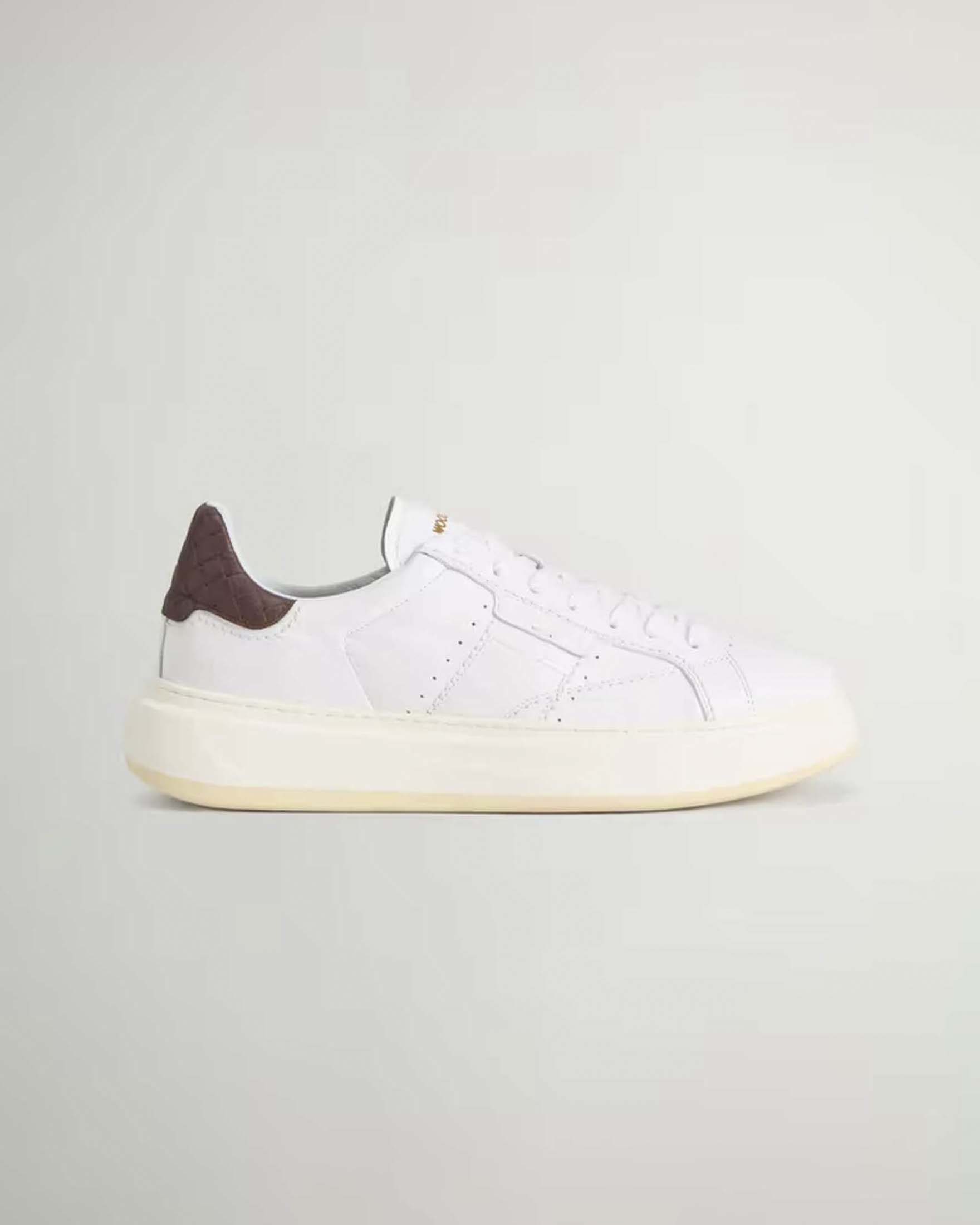 Sneakers basse bianche in pelle di vitello con talloncino marrone