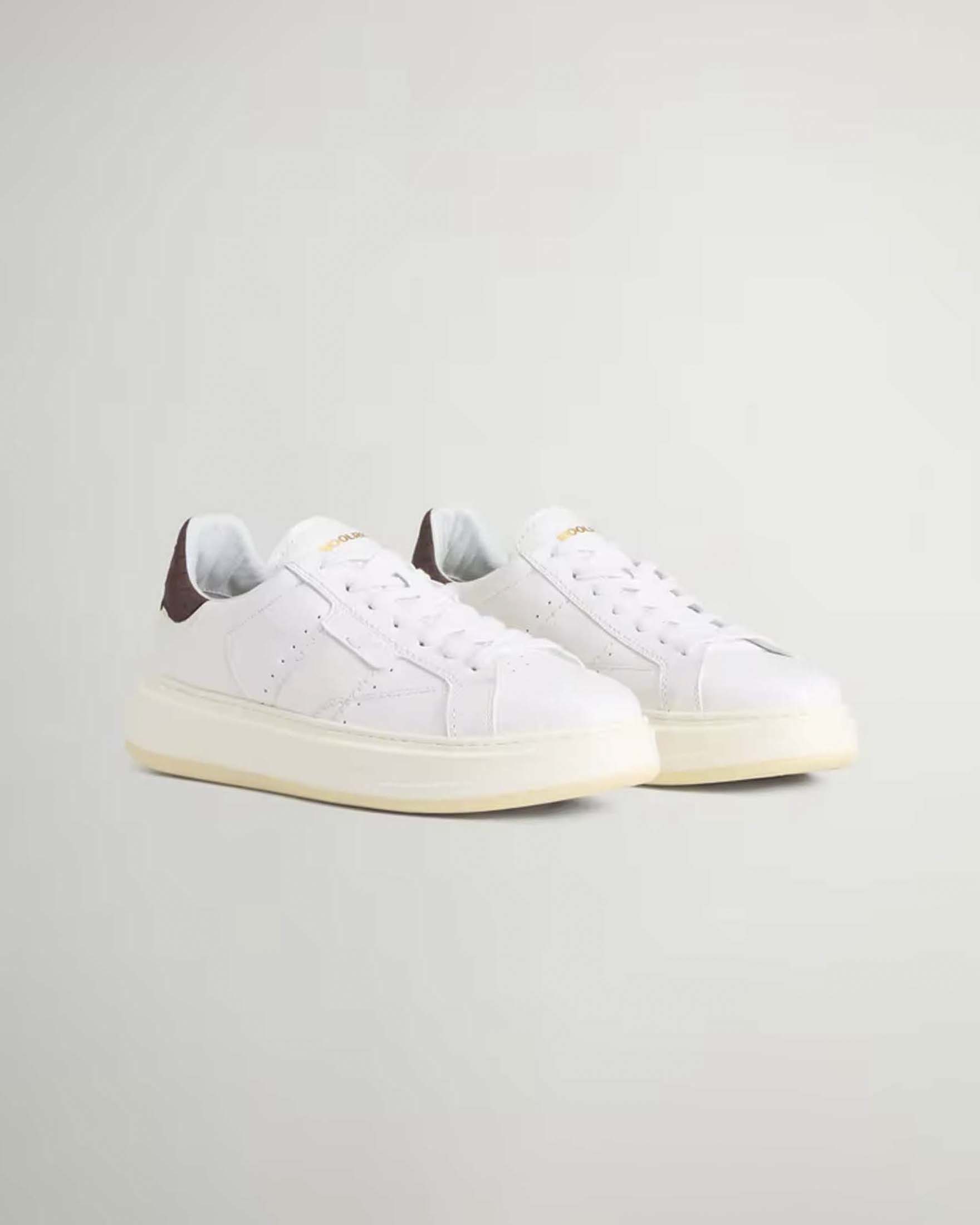 Sneakers basse Woolrich bianche in pelle di vitello con talloncino marrone image