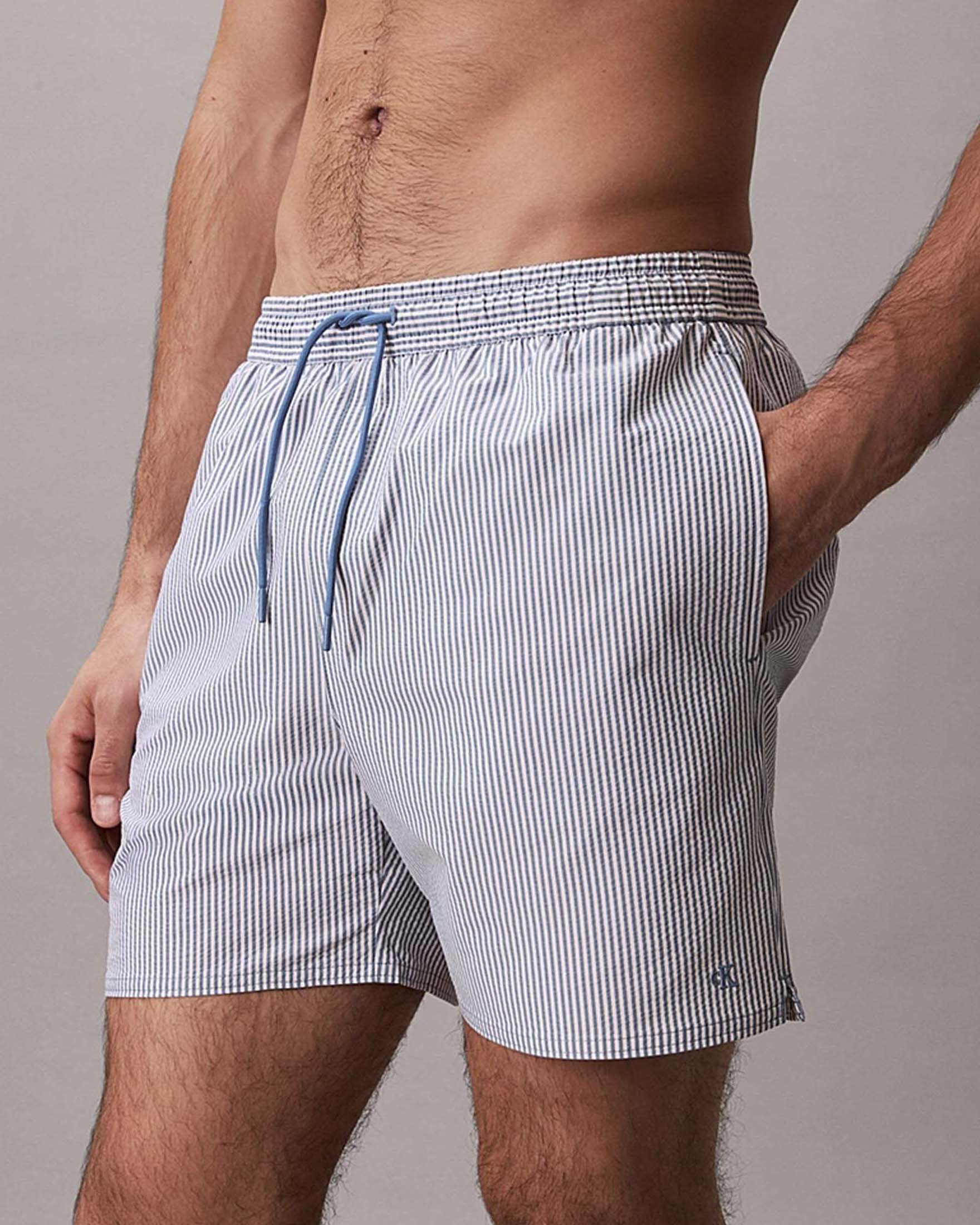 Boxer mare Calvin Klein in seersucker a righe bianche e azzurre con logo ricamato