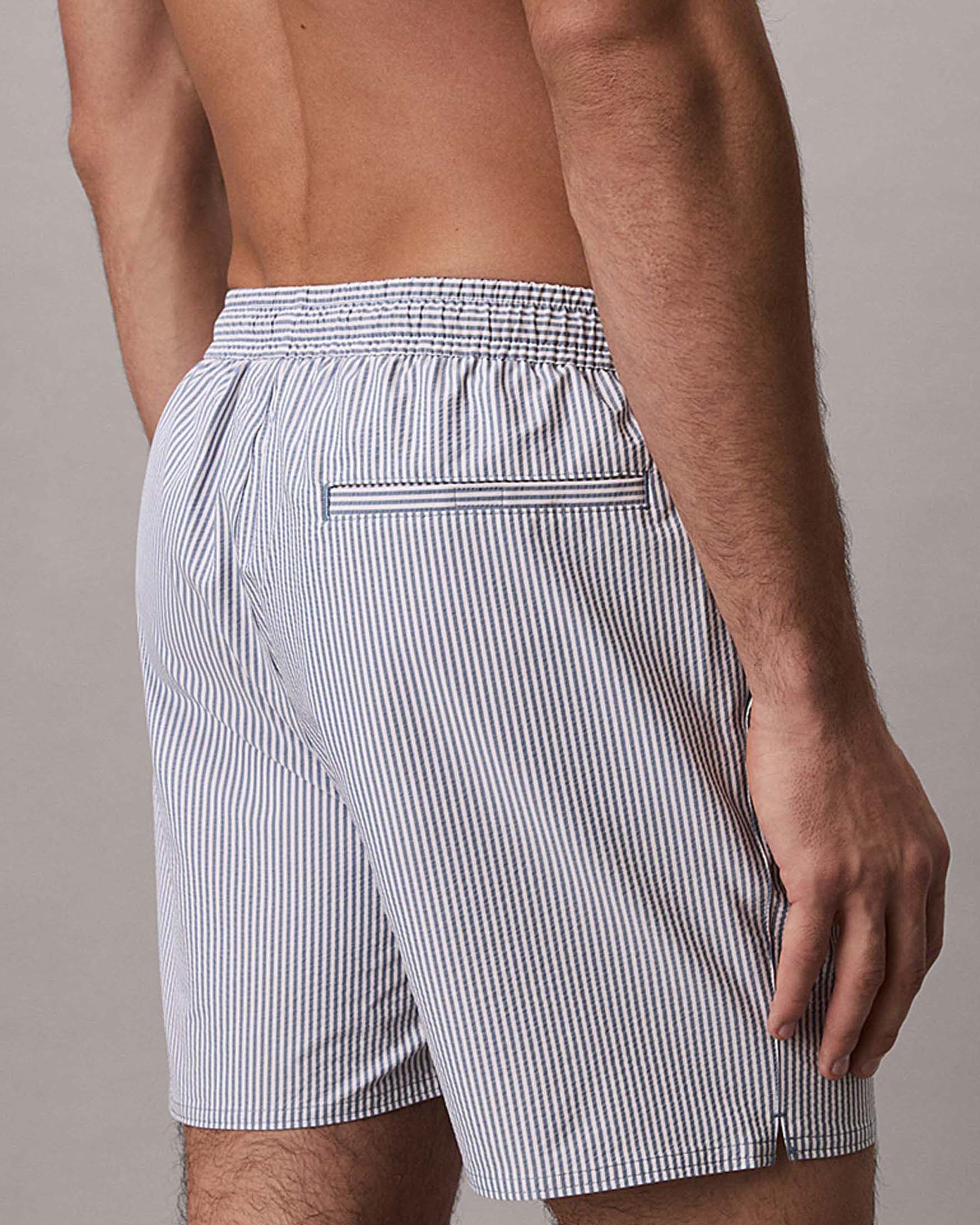 Boxer mare Calvin Klein in seersucker a righe bianche e azzurre con logo ricamato