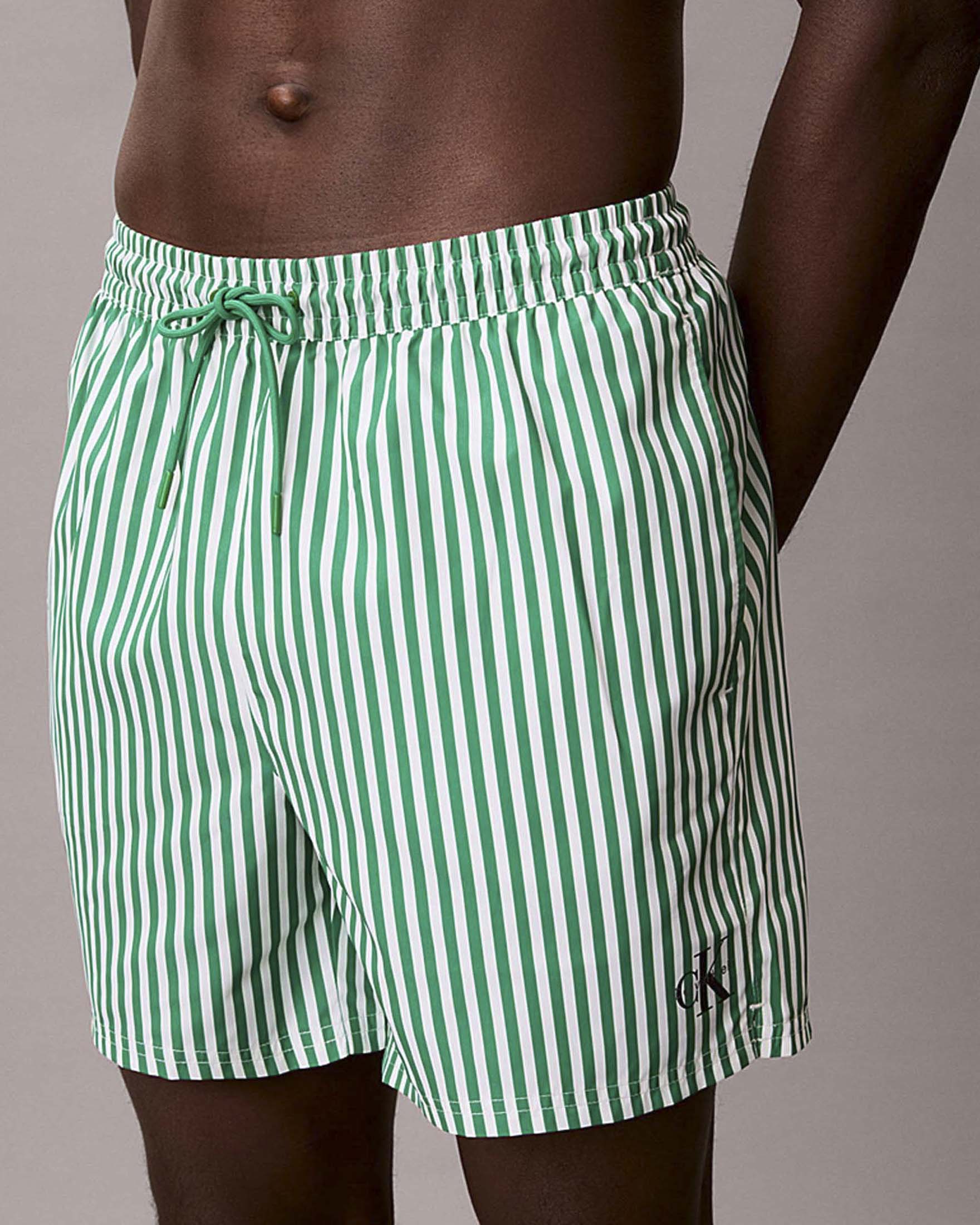 Boxer mare Calvin Klein a righe bianche e verdi con stampa logo monogramma