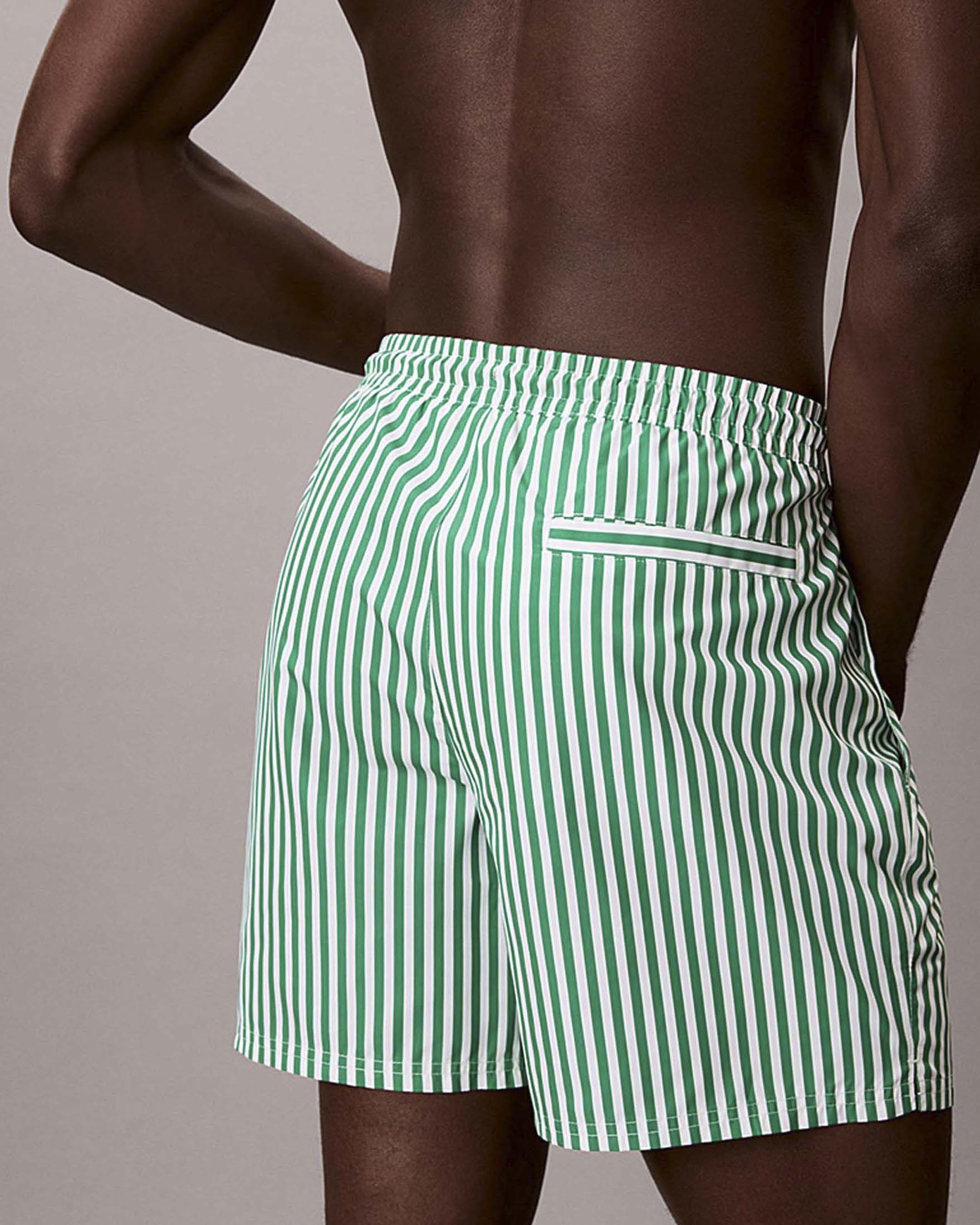 Boxer mare Calvin Klein a righe bianche e verdi con stampa logo monogramma