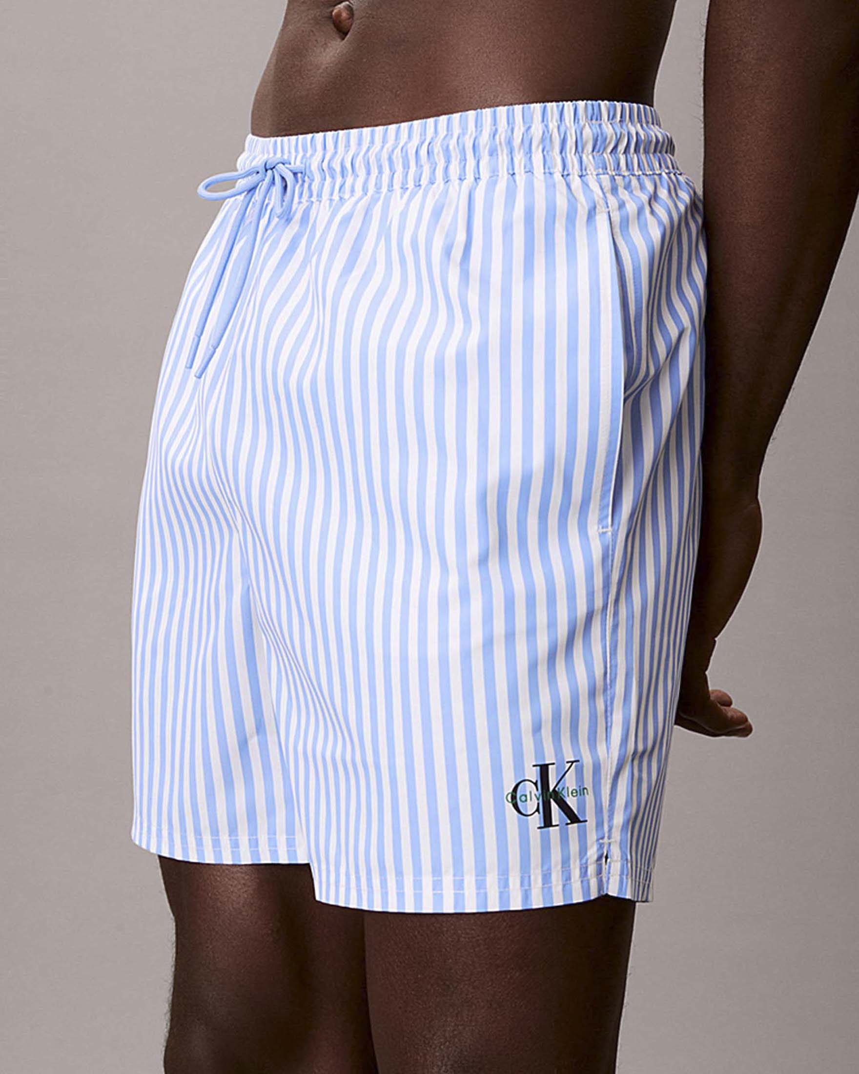 Boxer mare Calvin Klein a righe bianche e azzurre con stampa logo monogramma