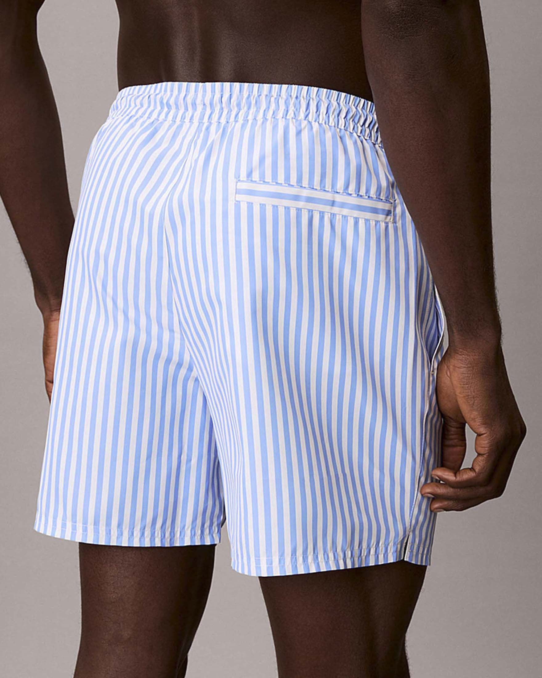 Boxer mare Calvin Klein a righe bianche e azzurre con stampa logo monogramma