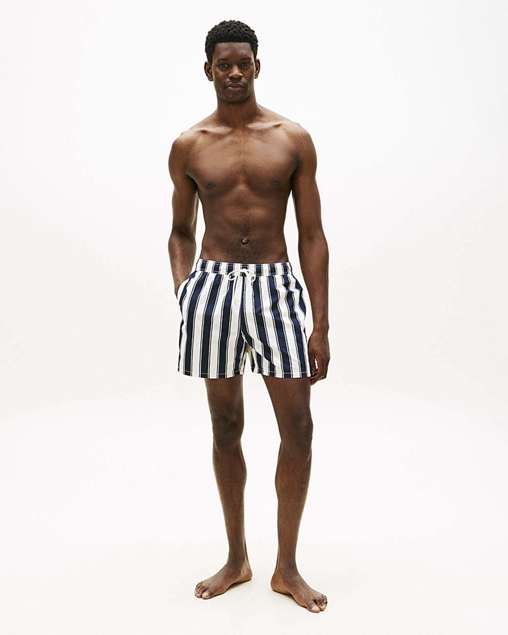 Boxer mare a righe blu e bianche in nylon riciclato