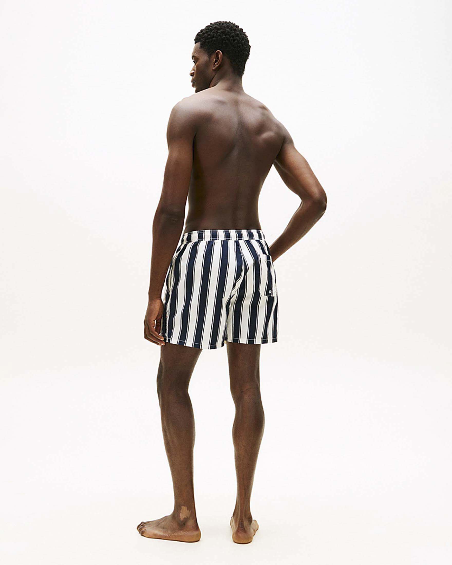 Boxer mare Tommy Hilfiger a righe blu e bianche in nylon riciclato