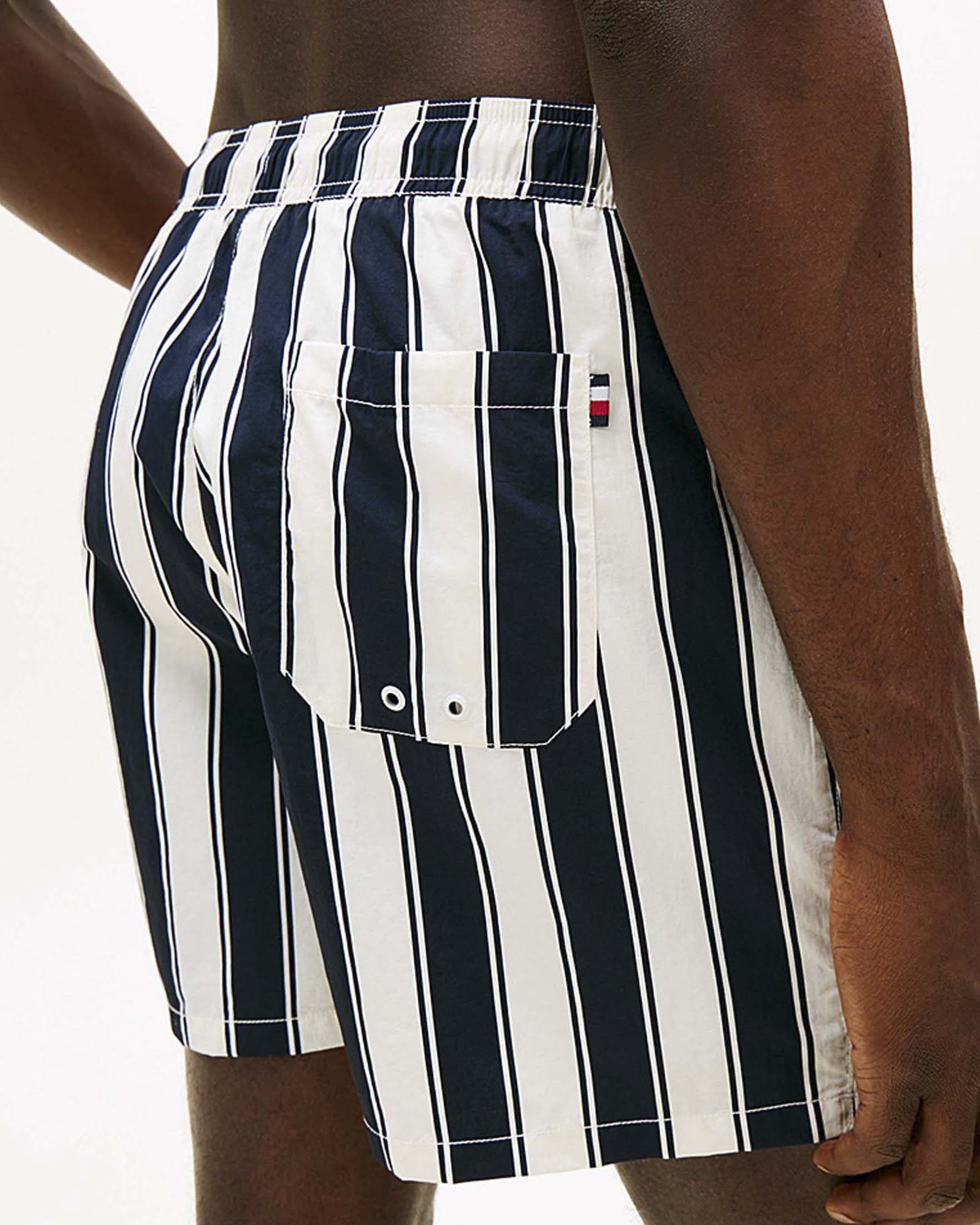 Boxer mare Tommy Hilfiger a righe blu e bianche in nylon riciclato