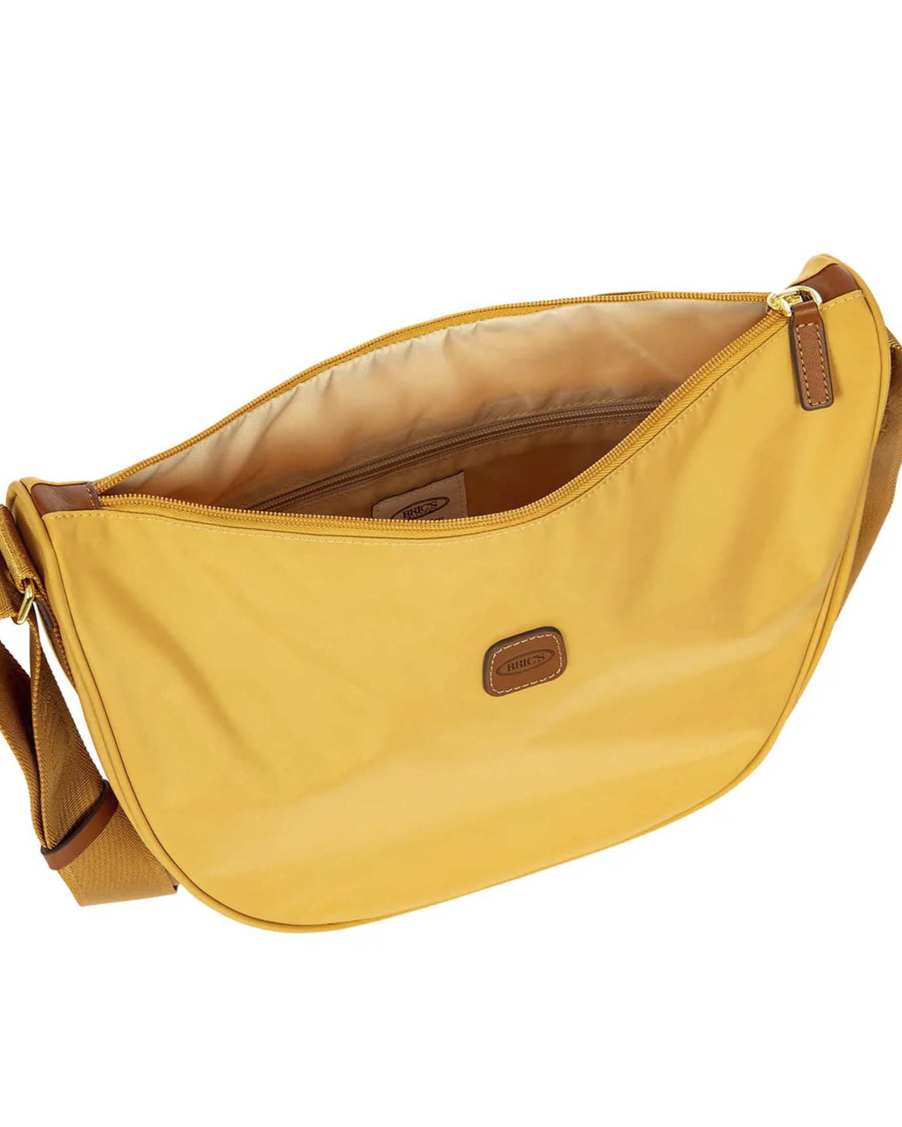 Borsa Mezzaluna Media X-Collection Piccola Bric's ocra in tessuto impermeabile con zip esterna
