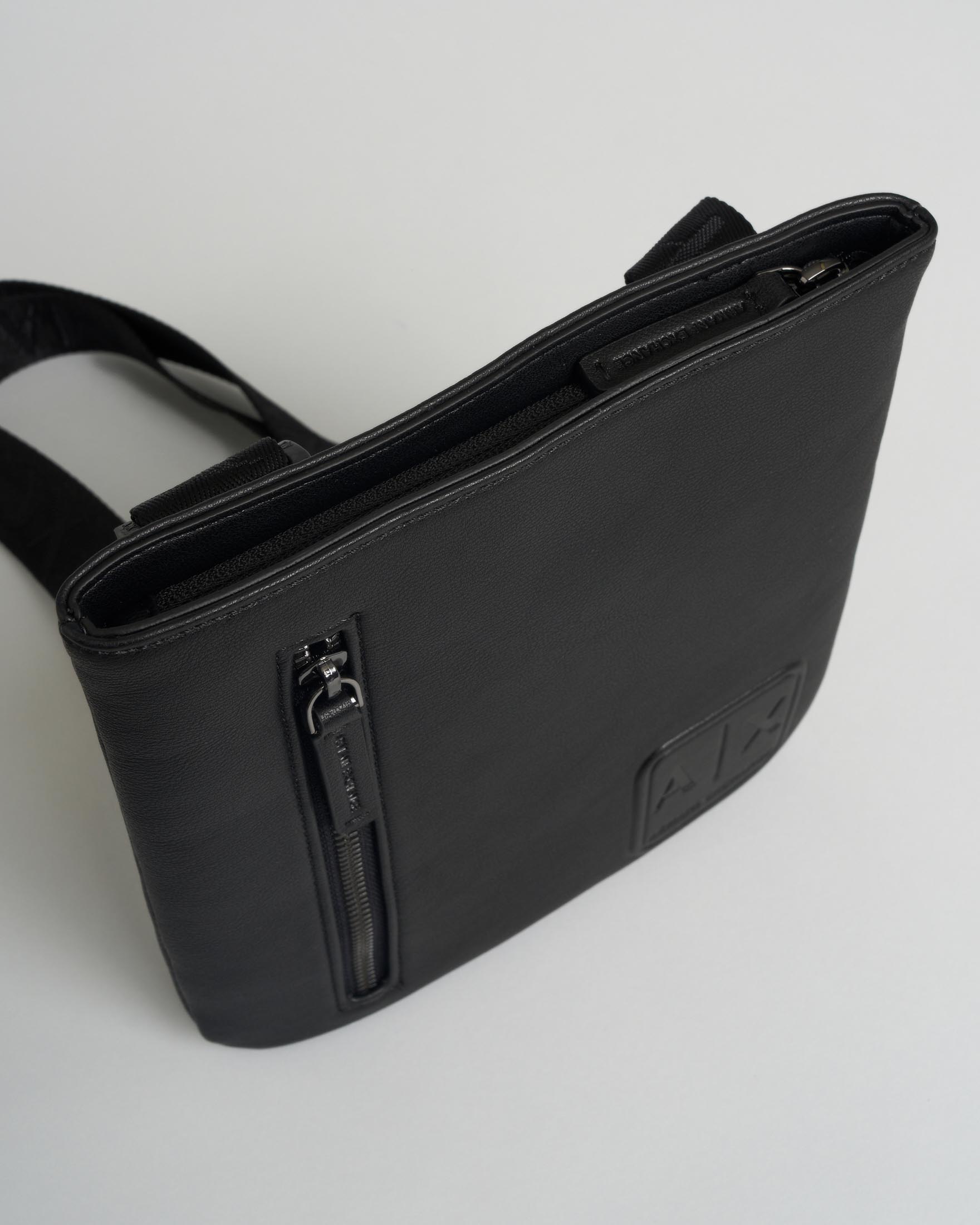 Borsa a tracolla Armani Exchange nera in similpelle con zip verticale image