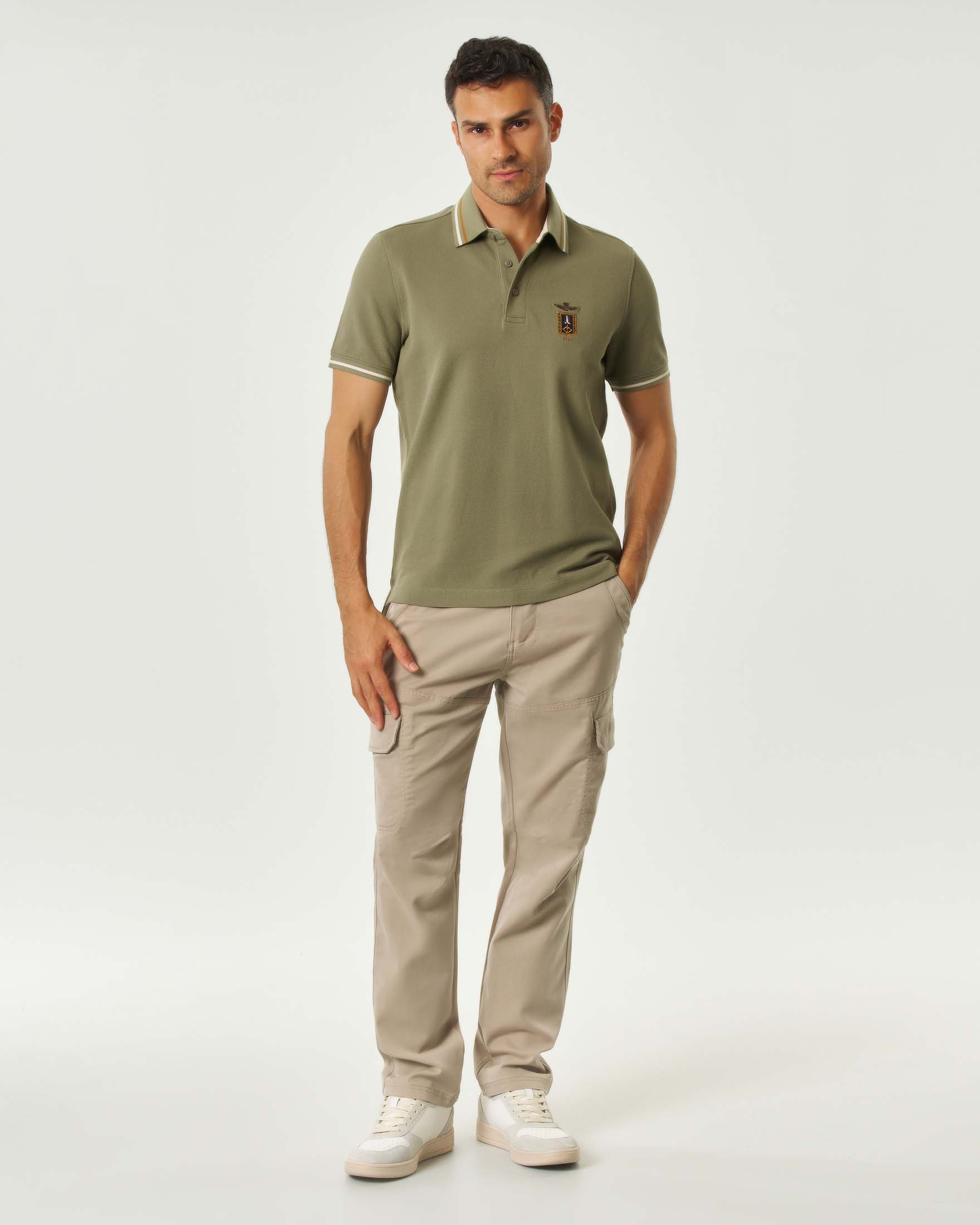 Pantaloni cargo beige in gabardina di cotone stretch con logo ricamato sulla tasca