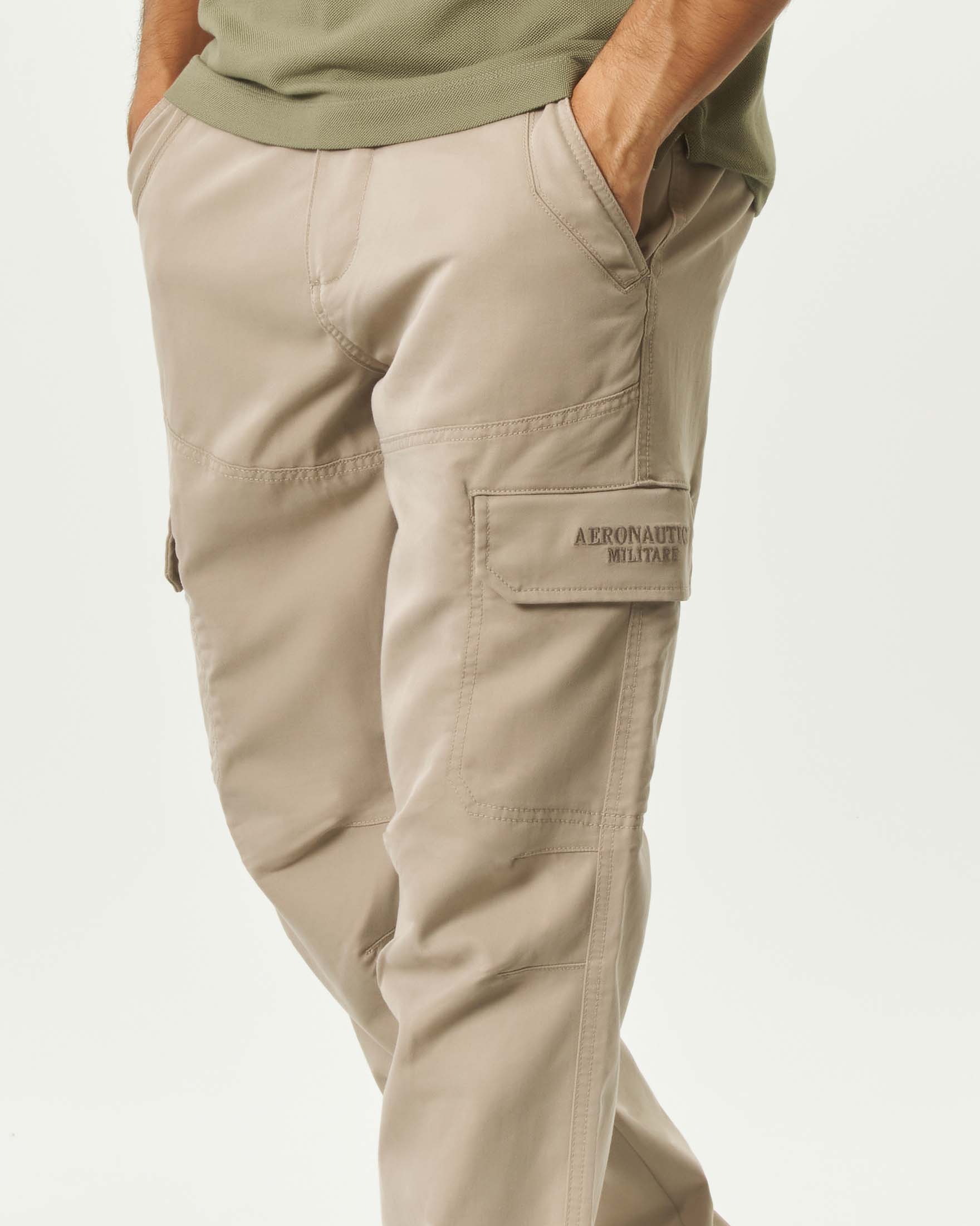 Pantaloni cargo Aeronautica Militare beige in gabardina di cotone stretch con logo ricamato sulla tasca