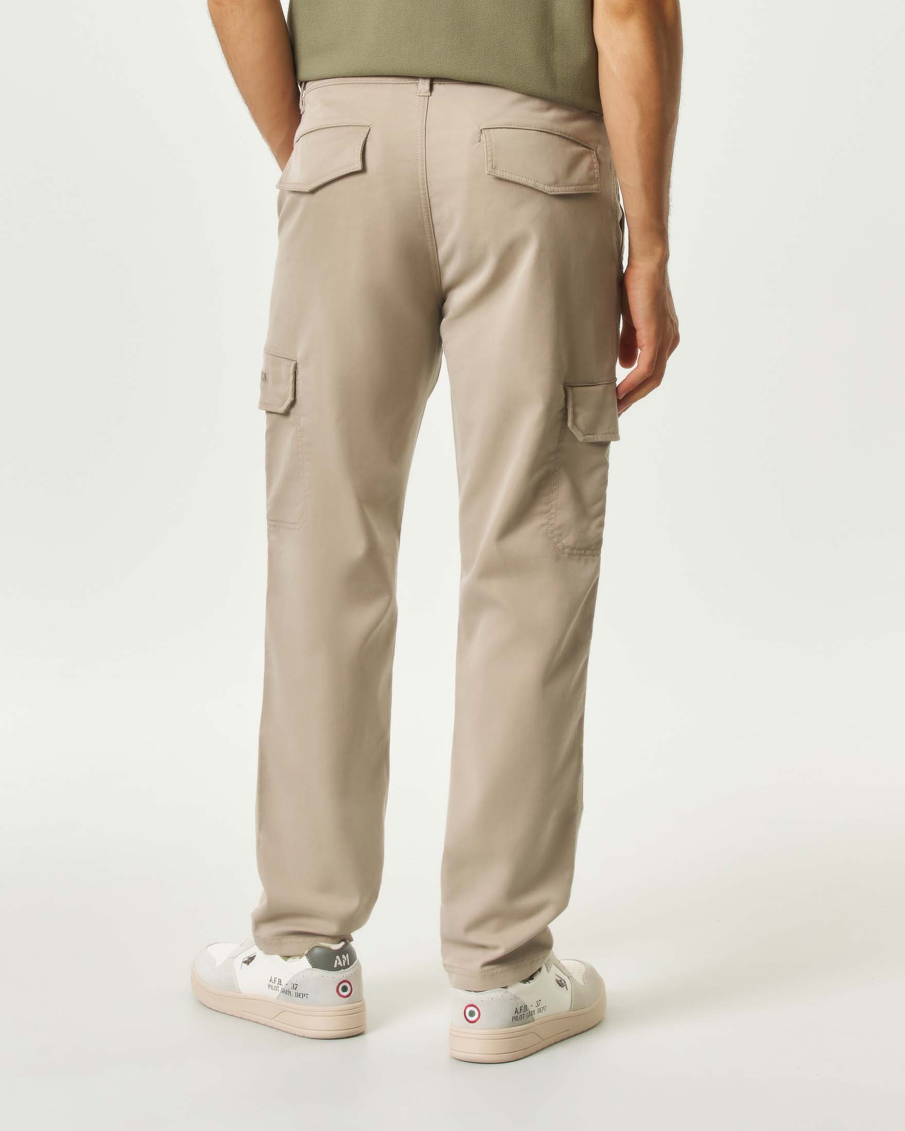 Pantaloni cargo Aeronautica Militare beige in gabardina di cotone stretch con logo ricamato sulla tasca