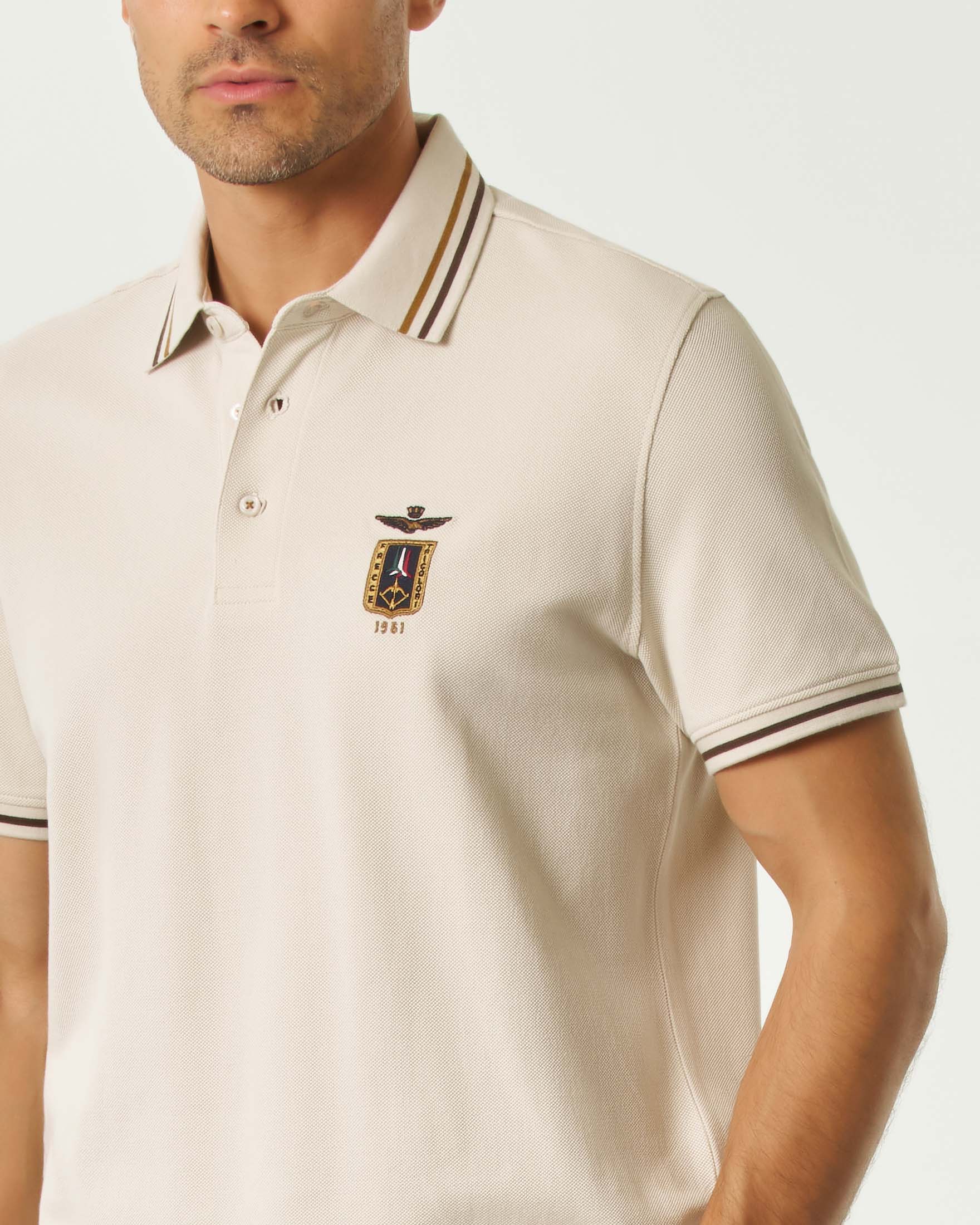 Polo Aeronautica Militare color panna in piqué di puro cotone con patch Frecce Tricolori e aquila turrita