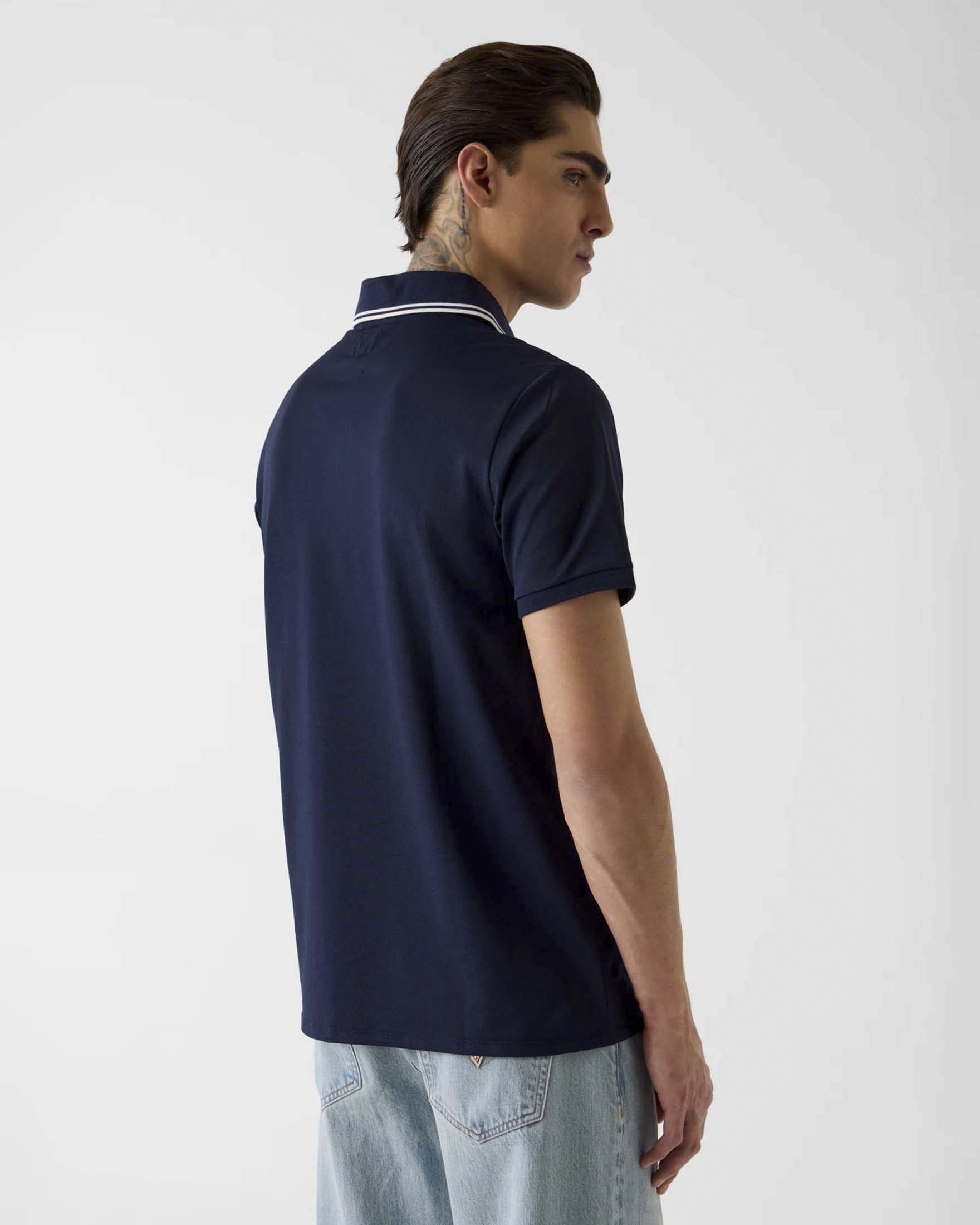 Polo Guess blu in misto cotone stretch con logo ricamato e bordino a contrasto