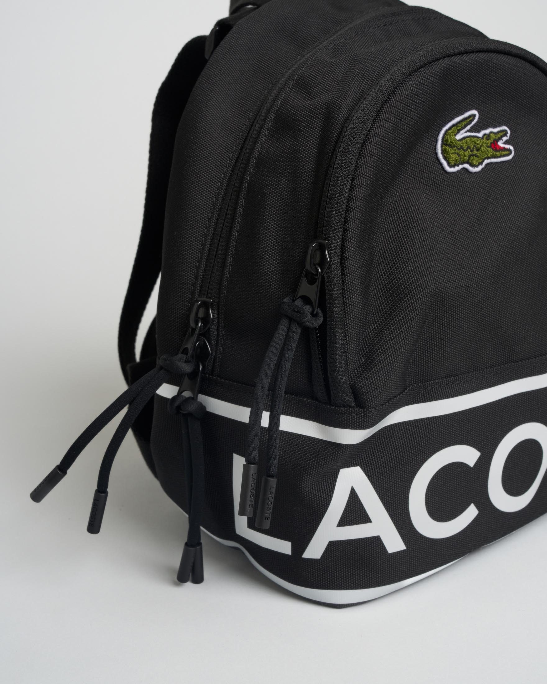 Zainetto nero Lacoste con maxi scritta e logo in contrasto colore image