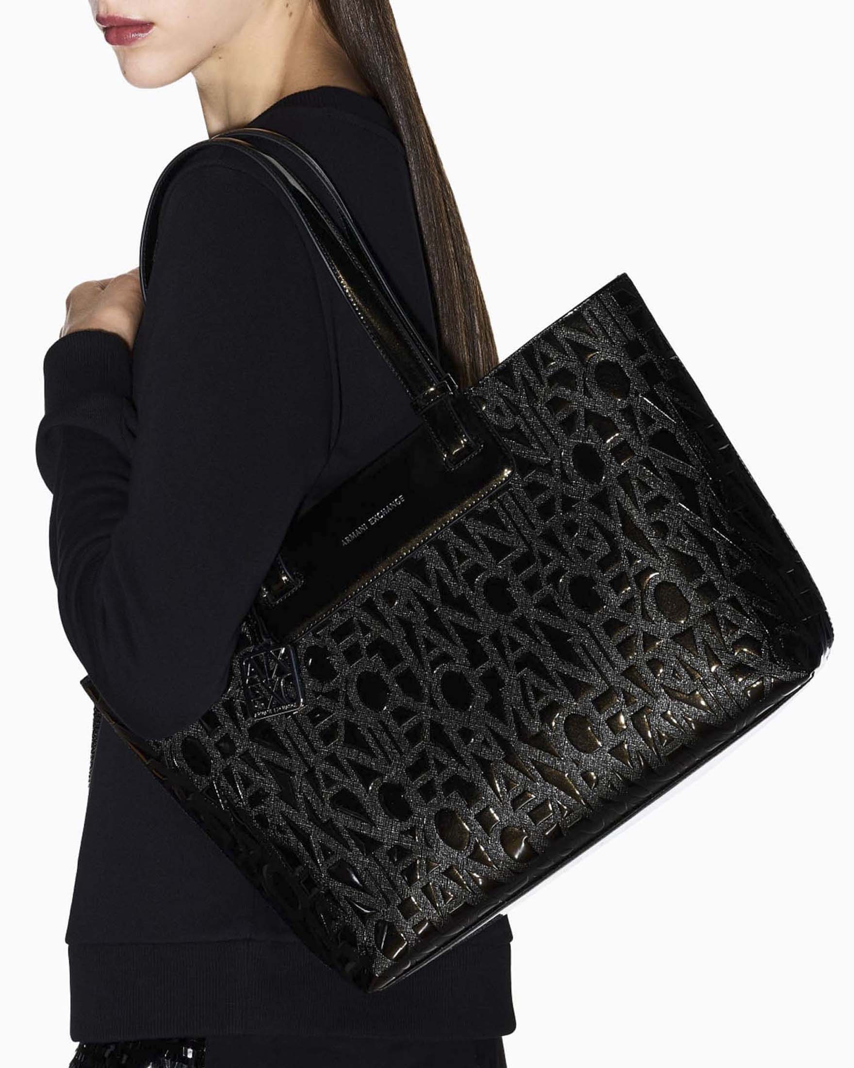 Shopping bag Armani Exchange nera in similpelle con lettering logo all over in rilievo image