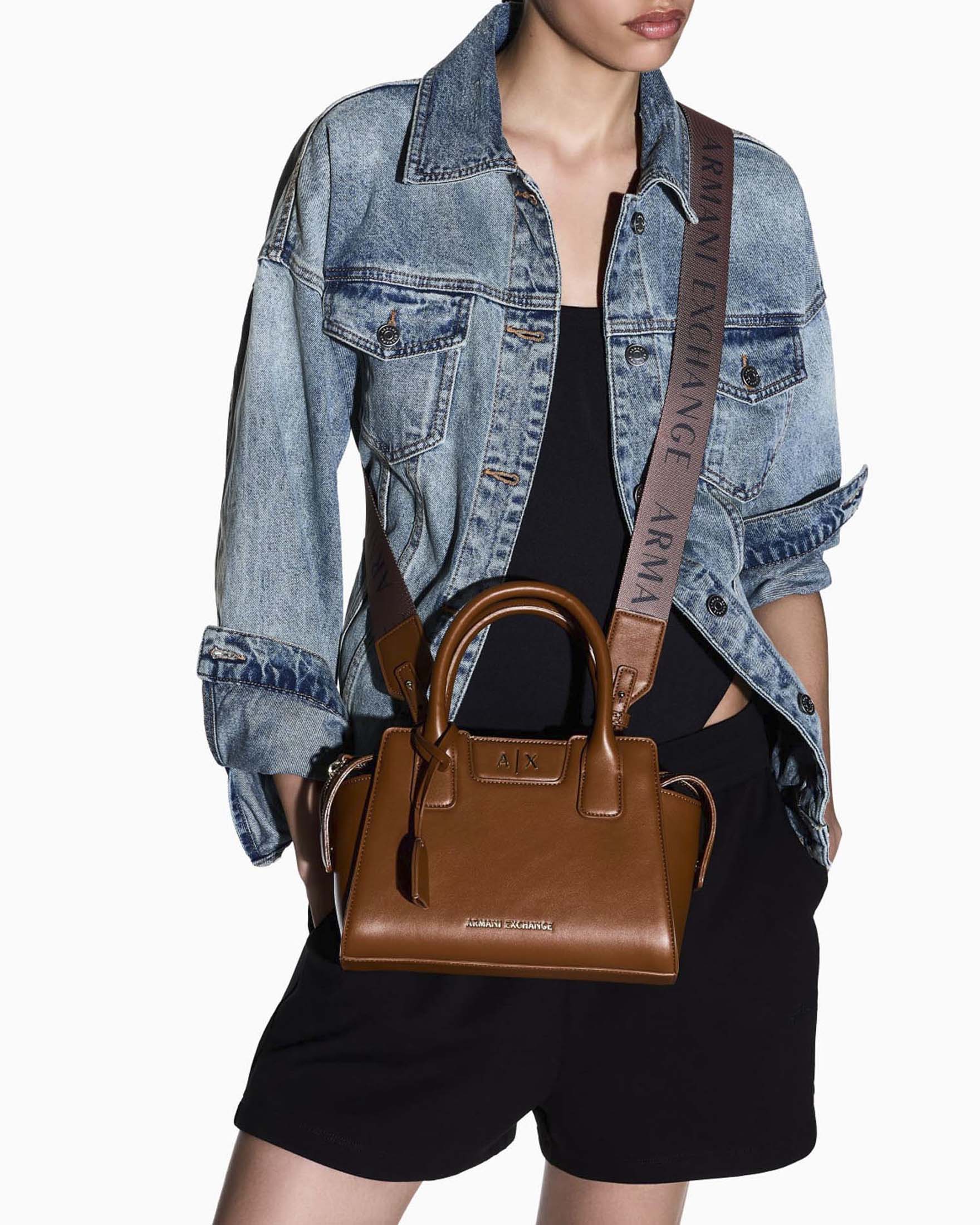 Borsa a mano piccola Armani Exchange color cuoio a trapezio in similpelle con tracolla removibile image