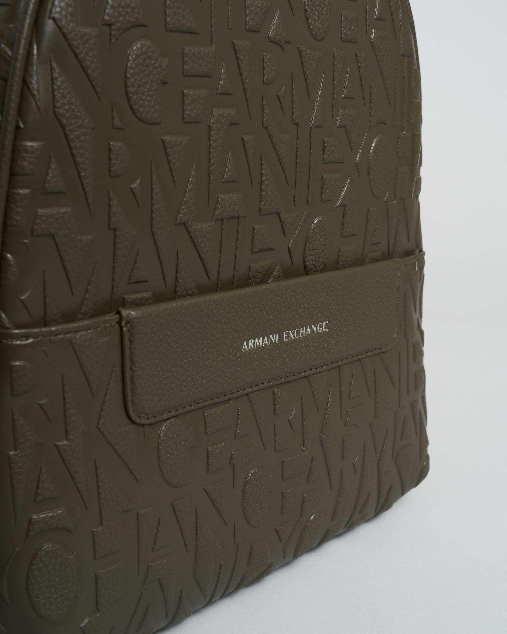 Zaino Armani Exchange verde militare effetto embossé con logo all over e chiusura zip image