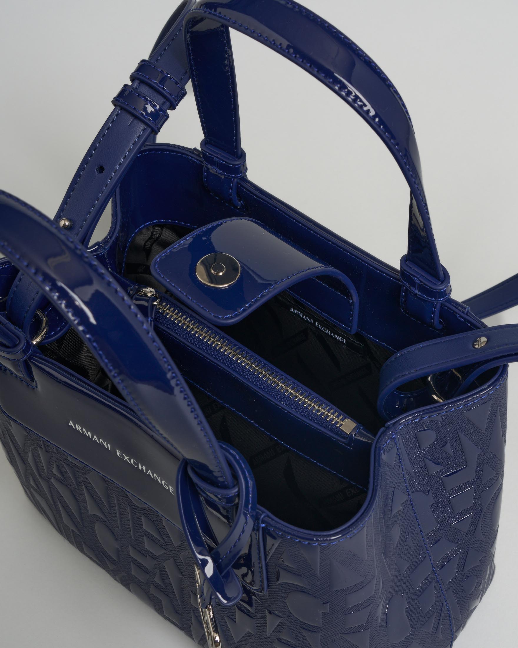 Borsa a mano Armani Exchange blu China in similpelle con lettering in rilievo e tracolla removibile image