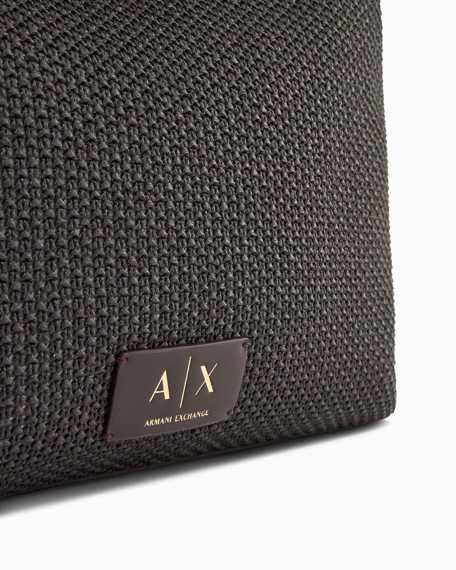 Borsa a spalla Armani Exchange naturale effetto nappa con doppio manico e chiusura zip image