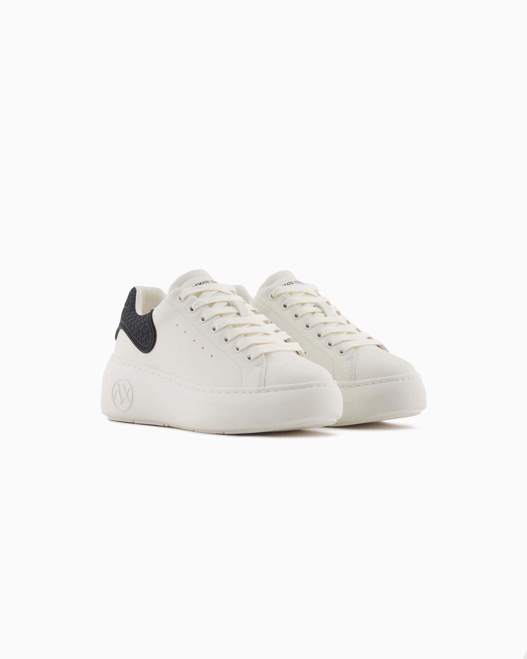 Sneakers Armani Exchange bianche in pelle con suola spessa e dettagli a contrasto