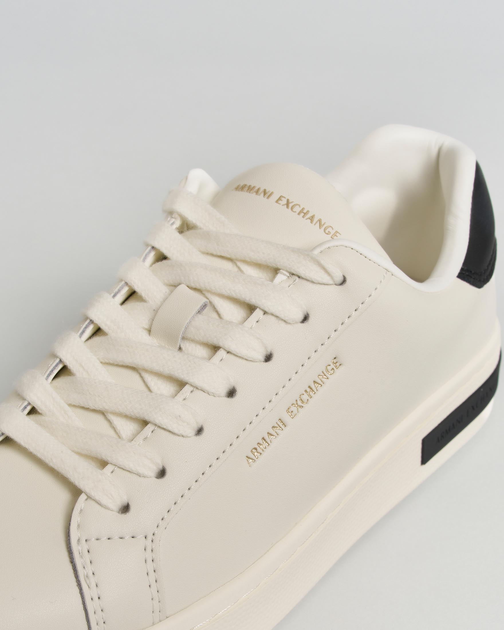 Sneakers Armani Exchange bianche in pelle liscia con lacci e dettagli a contrasto neri