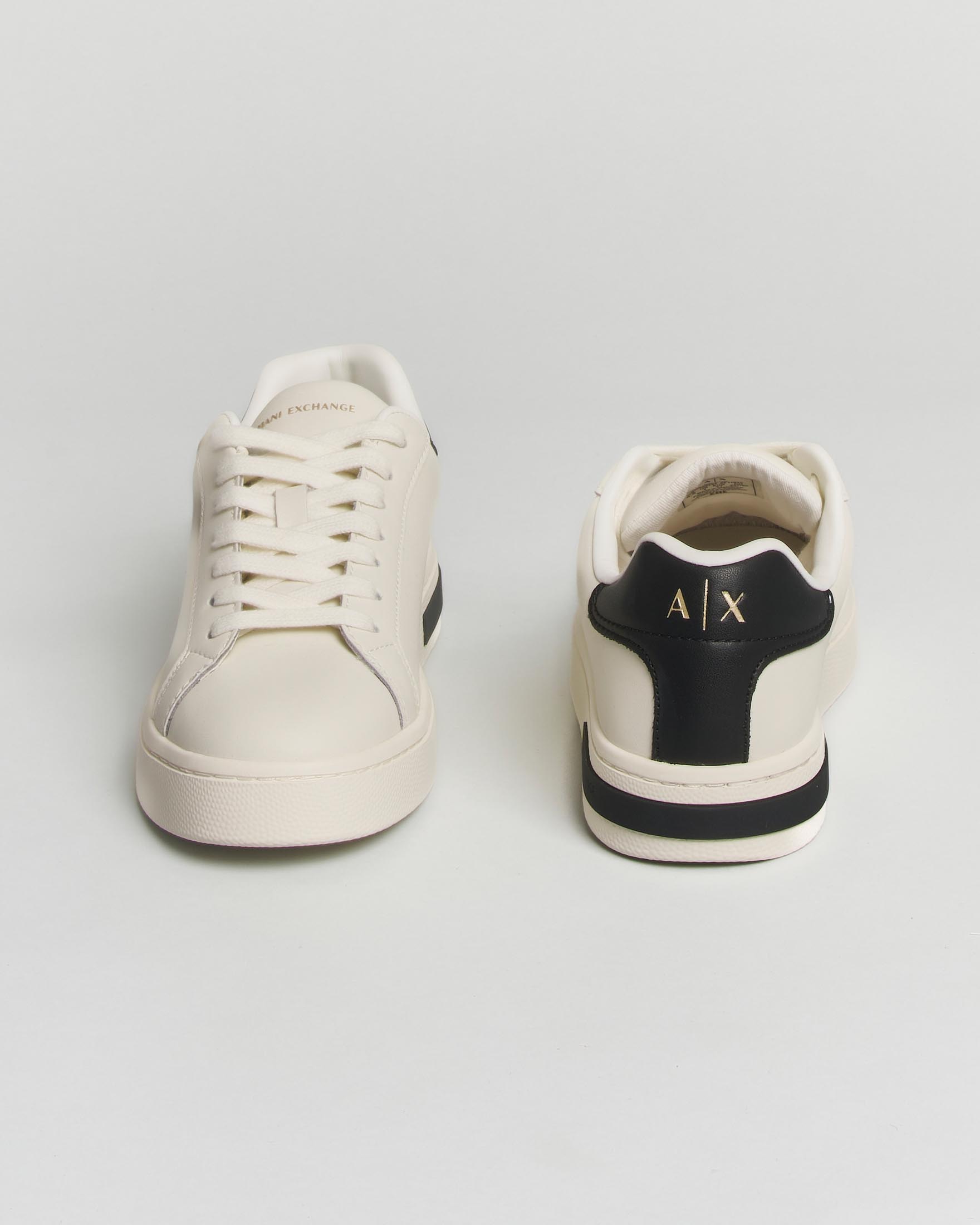 Sneakers Armani Exchange bianche in pelle liscia con lacci e dettagli a contrasto neri