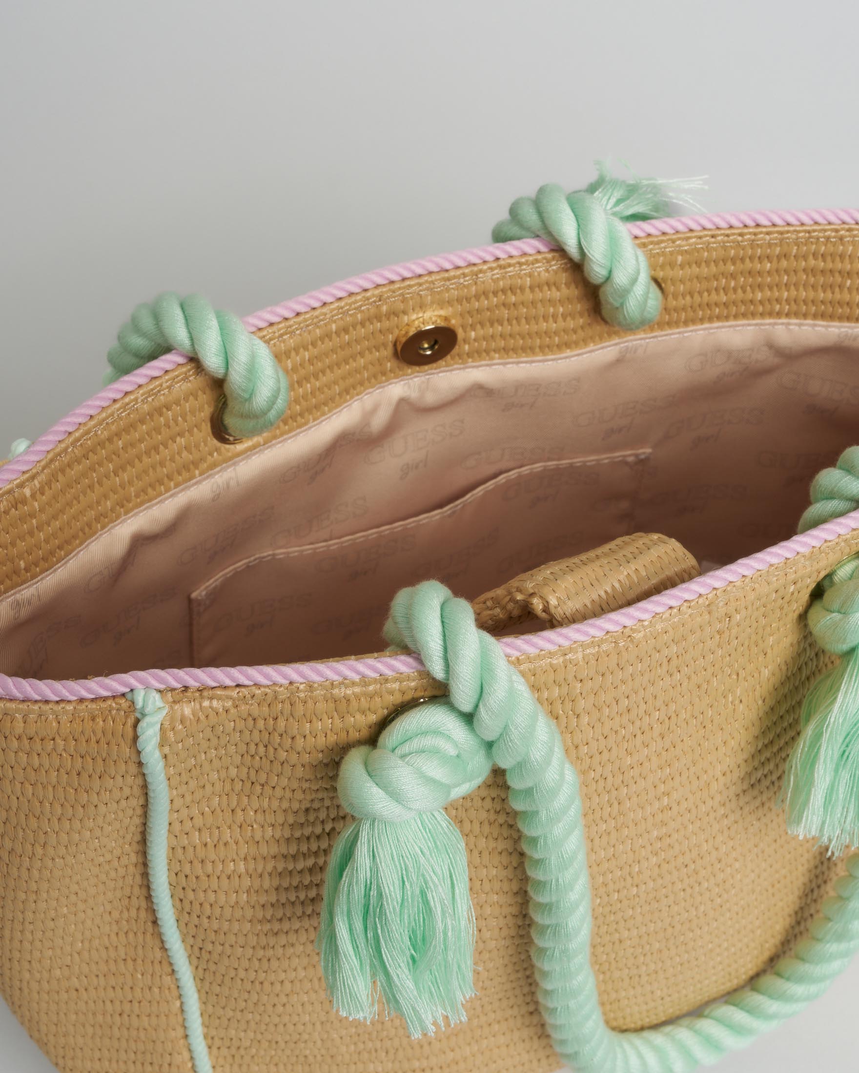 Borsa shopper Guess in rafia con manici verde acqua e scritta logo lilla