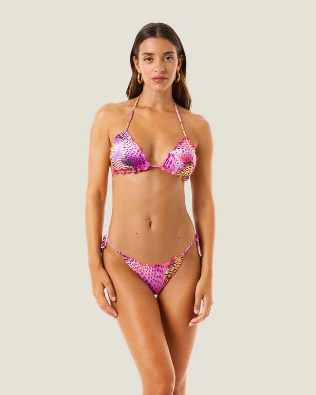 Bikini due pezzi fucsia stampa farfalla con top a triangolo e slip brasiliana con rouches