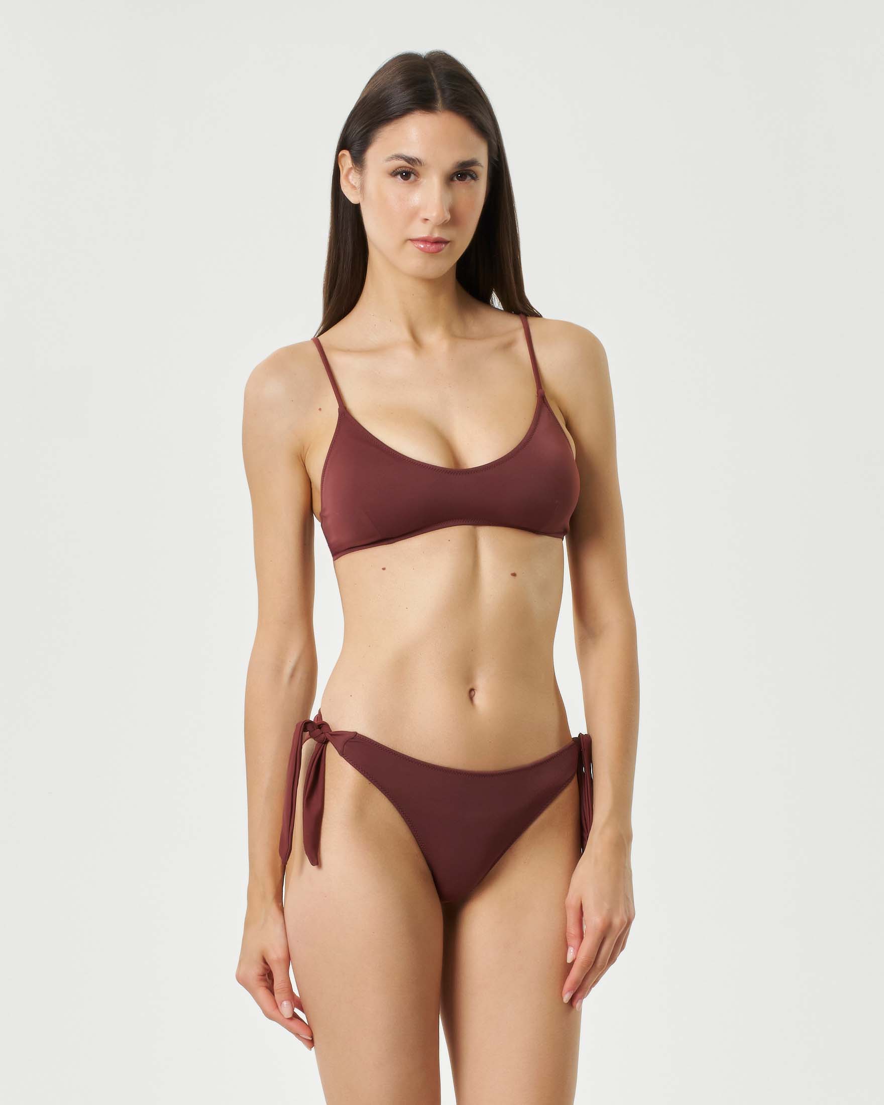 Bikini due pezzi marrone in lycra con top a fascia con spalline e slip classico con laccetti