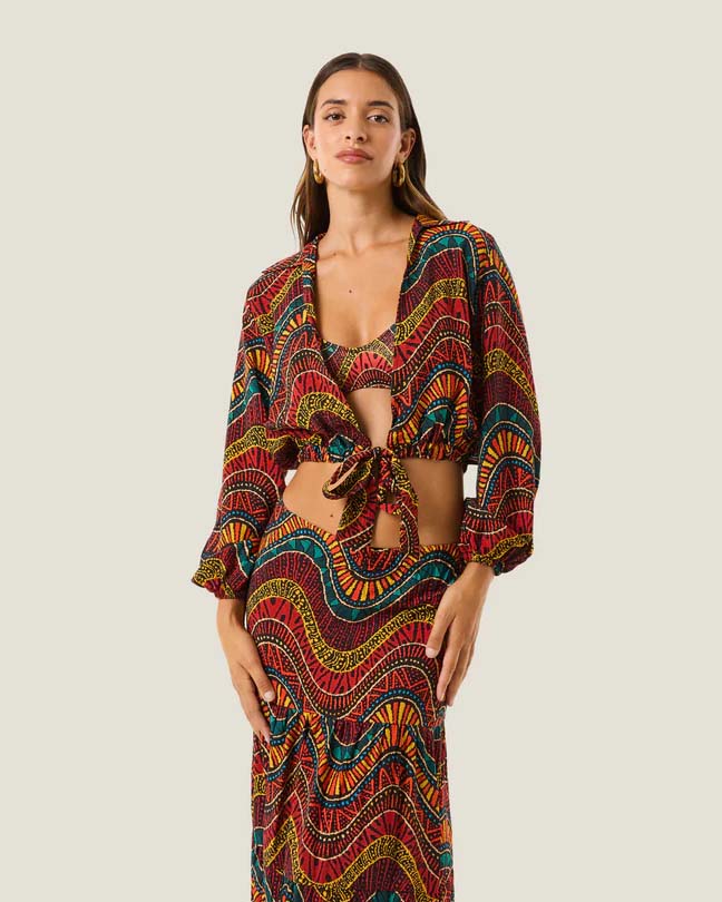 Camicia cropped colorata a fantasia etnica d'ispirazione africana con coulisse e fiocco