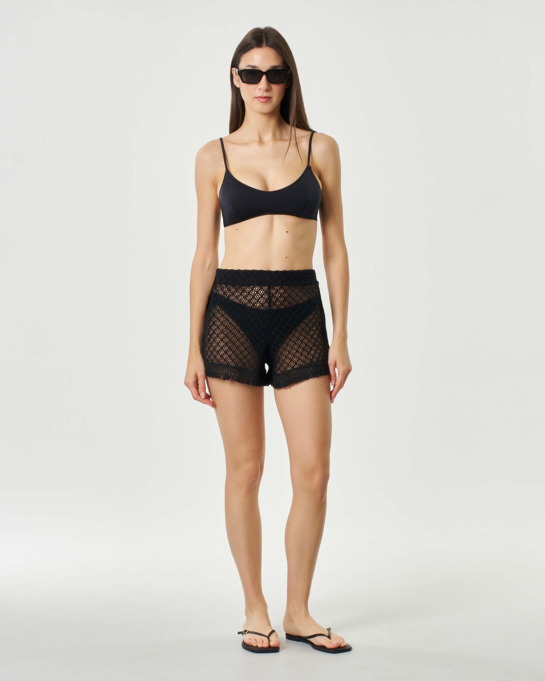 Shorts copricostume neri in crochet con bordi sfrangiati e baschina