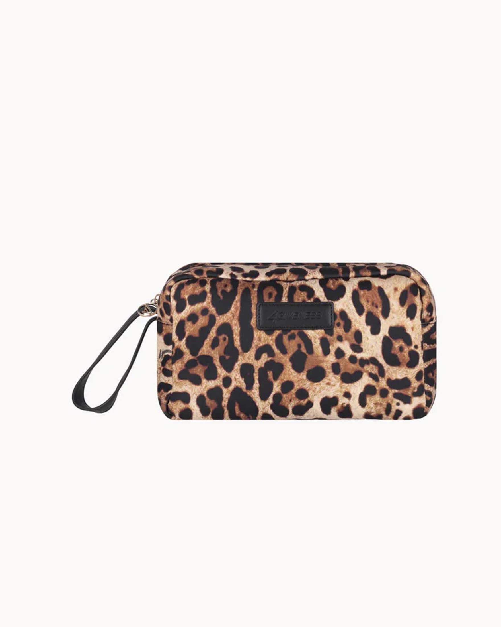Beauty case in neoprene leopardato con manico da polso e logo frontale applicato
